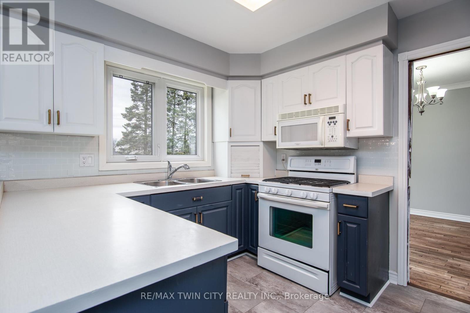 12 Sunrise Drive, Kitchener, Ontario  N2B 3B4 - Photo 22 - X12165939