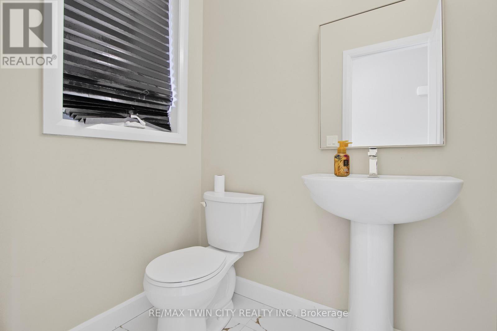 46 Lowell Street N, Cambridge, Ontario  N1R 5C9 - Photo 12 - X12128045