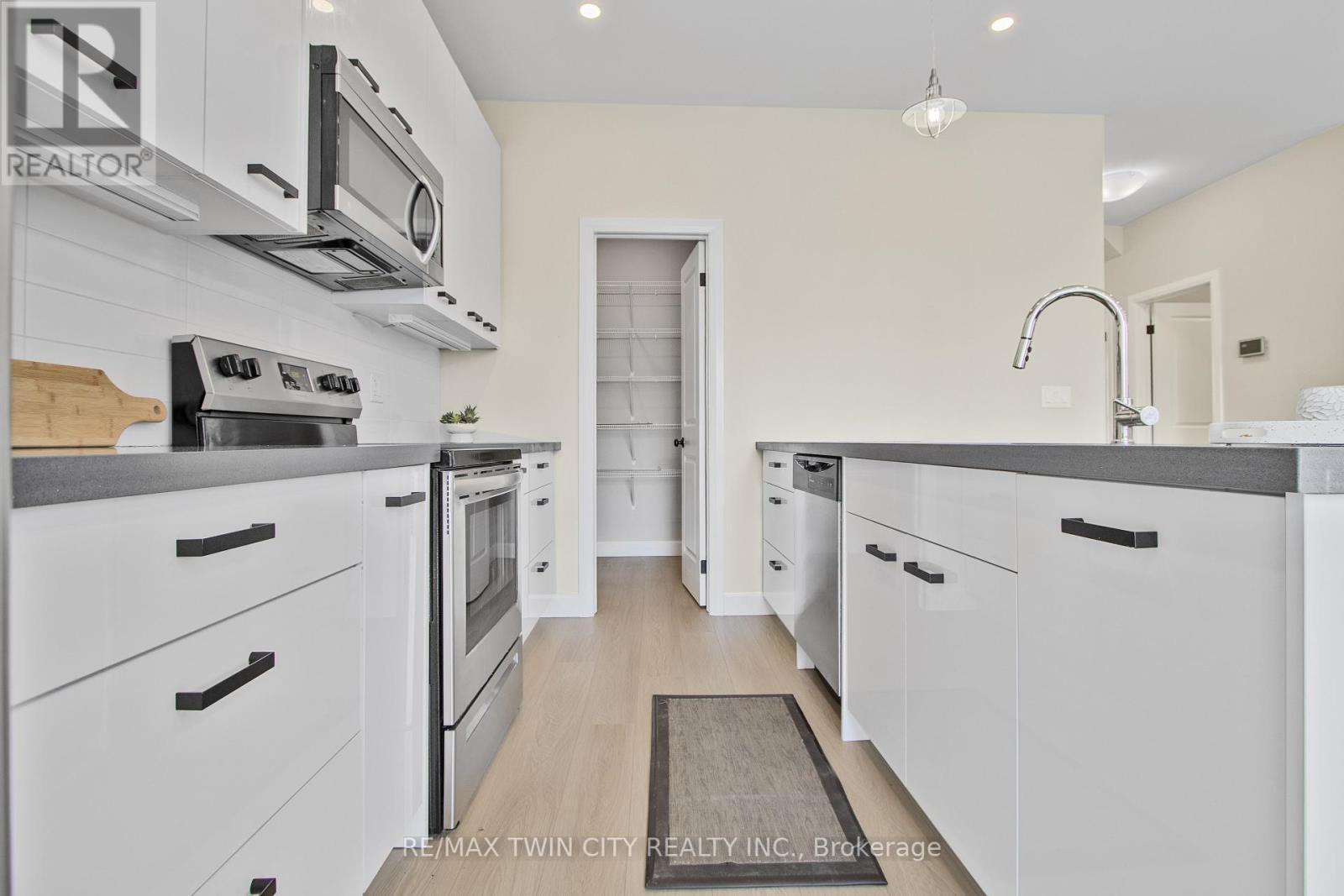 46 Lowell Street N, Cambridge, Ontario  N1R 5C9 - Photo 6 - X12128045