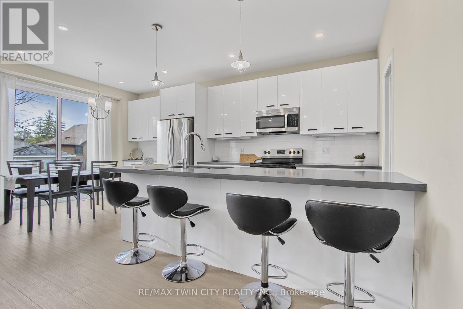 46 Lowell Street N, Cambridge, Ontario  N1R 5C9 - Photo 4 - X12128045