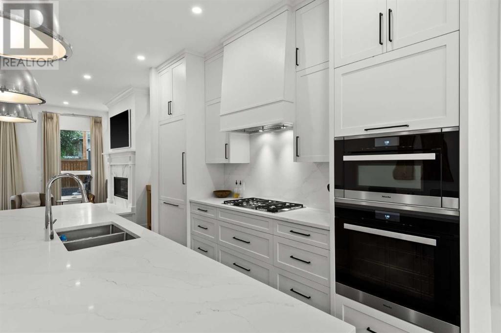 Property at 4407 17 Street SW image 4