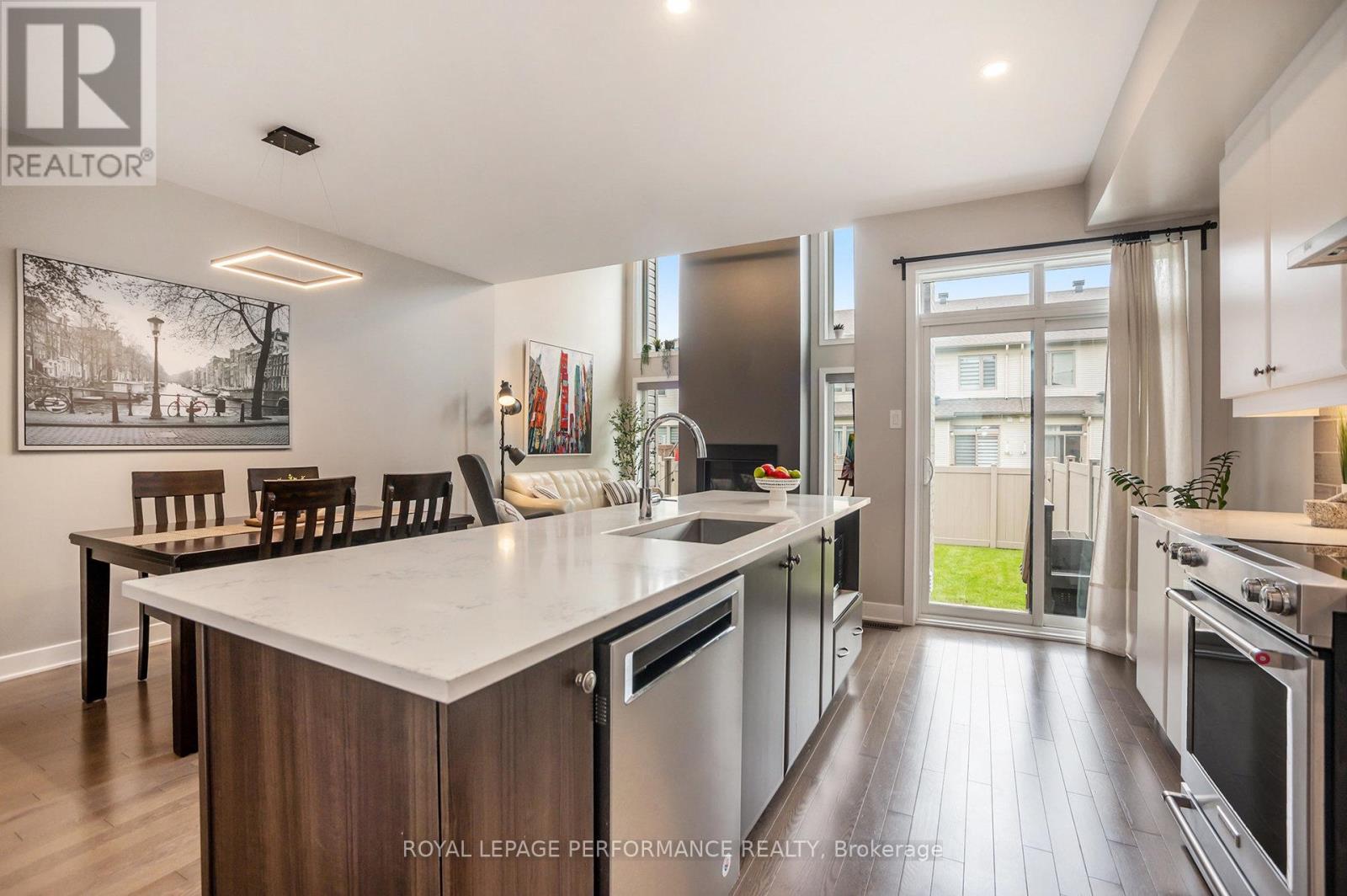 586 Triangle Street, Ottawa, Ontario  K2V 0M1 - Photo 9 - X12166186
