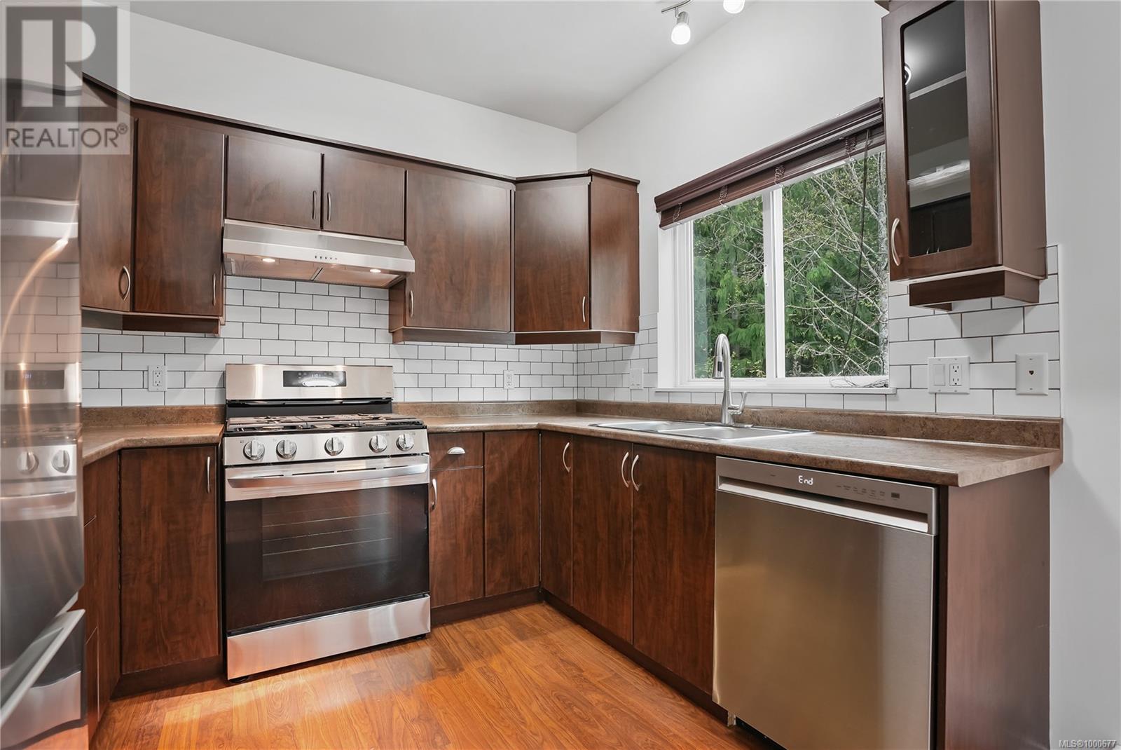 Property at 933 Thrush Pl image 4