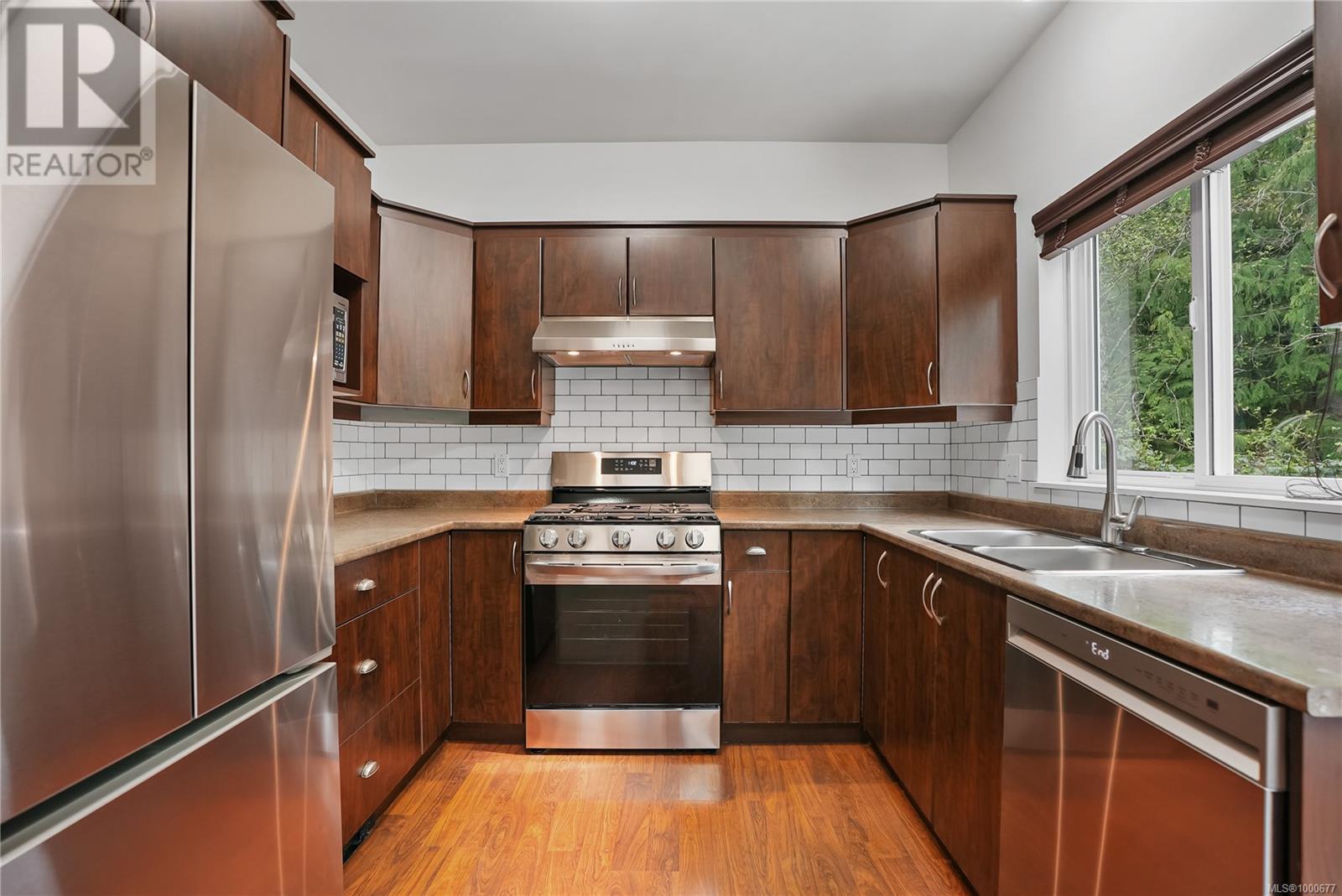 Property at 933 Thrush Pl image 5