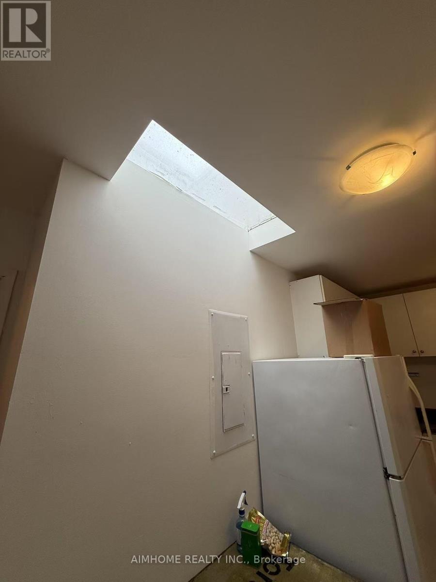 Master Bedroom - 409 Spadina Avenue, Toronto (Kensington-Chinatown), Ontario  M5T 2G6 - Photo 7 - C12166128