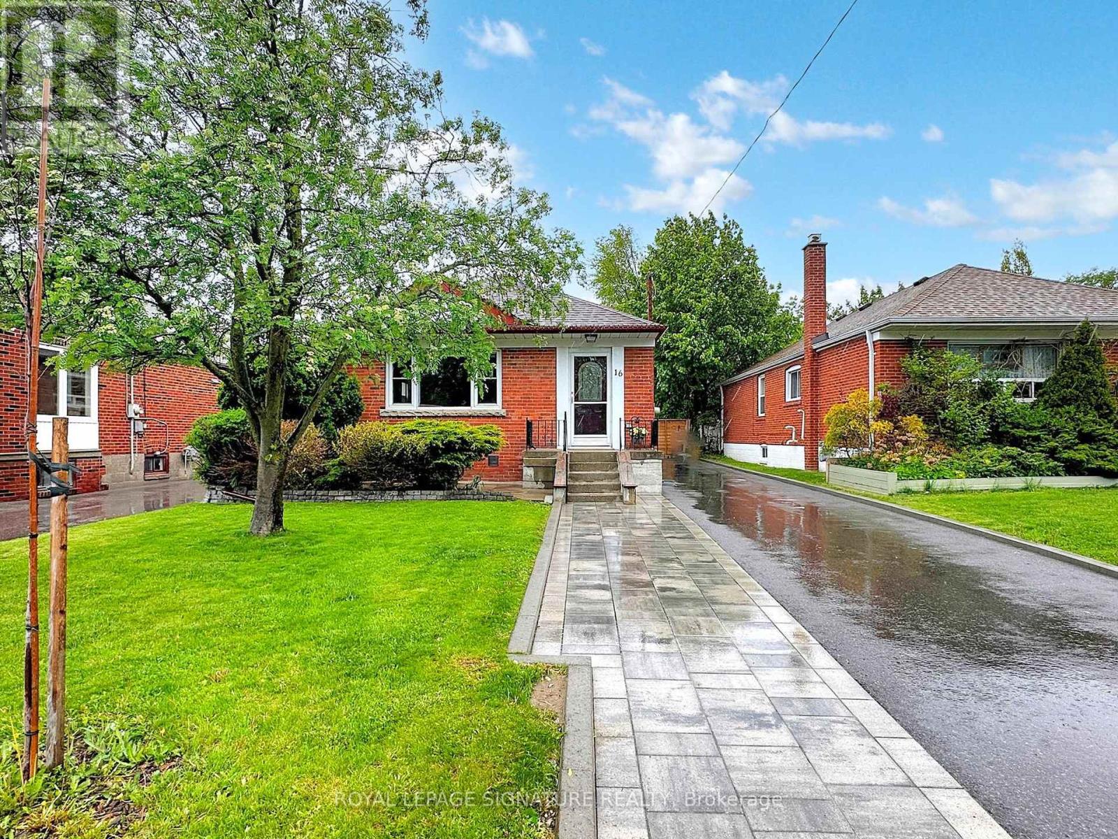 16 BARDWELL CRESCENT, Toronto, Ontario