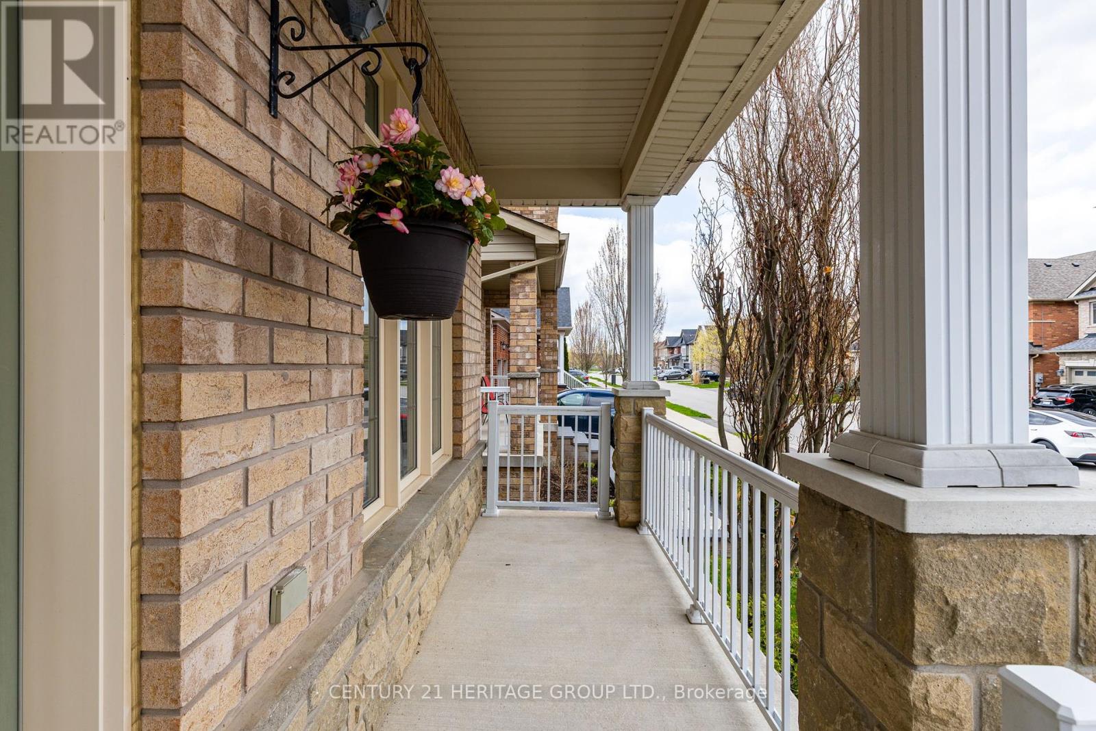 402 Kwapis Boulevard, Newmarket, Ontario  L3X 3H4 - Photo 2 - N12166097