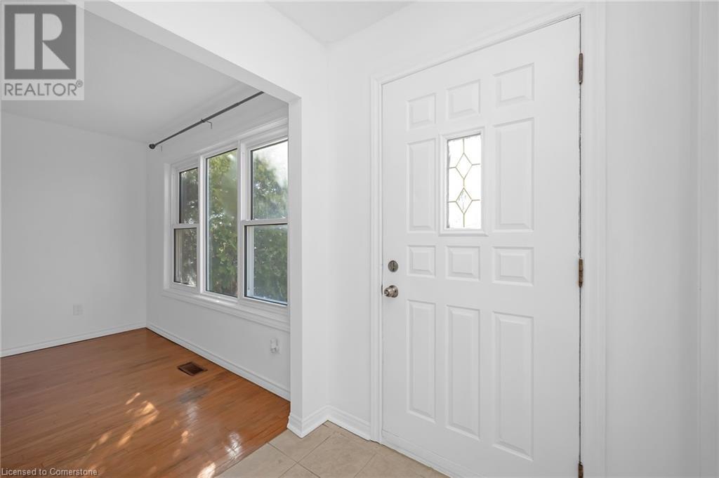 82 Lampman Crescent, Thorold, Ontario  L2V 4K7 - Photo 4 - 40730938