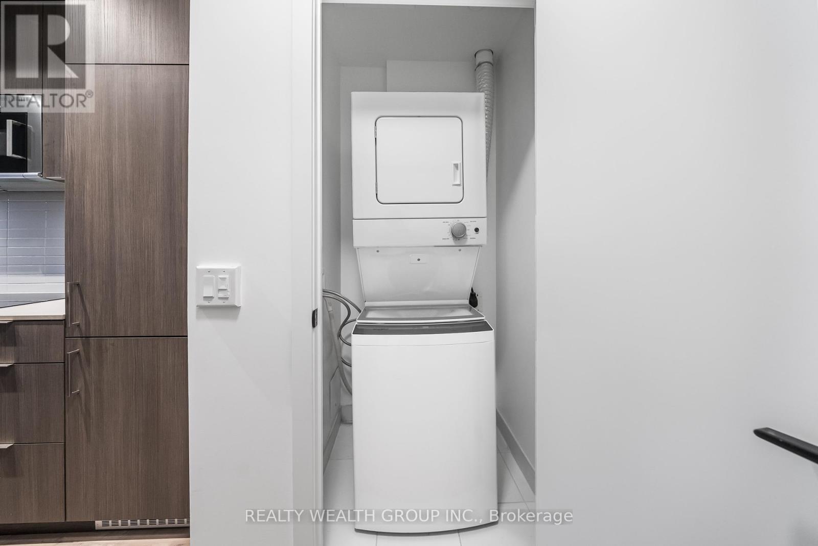 208 - 215 Lakeshore Road W, Mississauga (Port Credit), Ontario  L5H 1G5 - Photo 16 - W12166153
