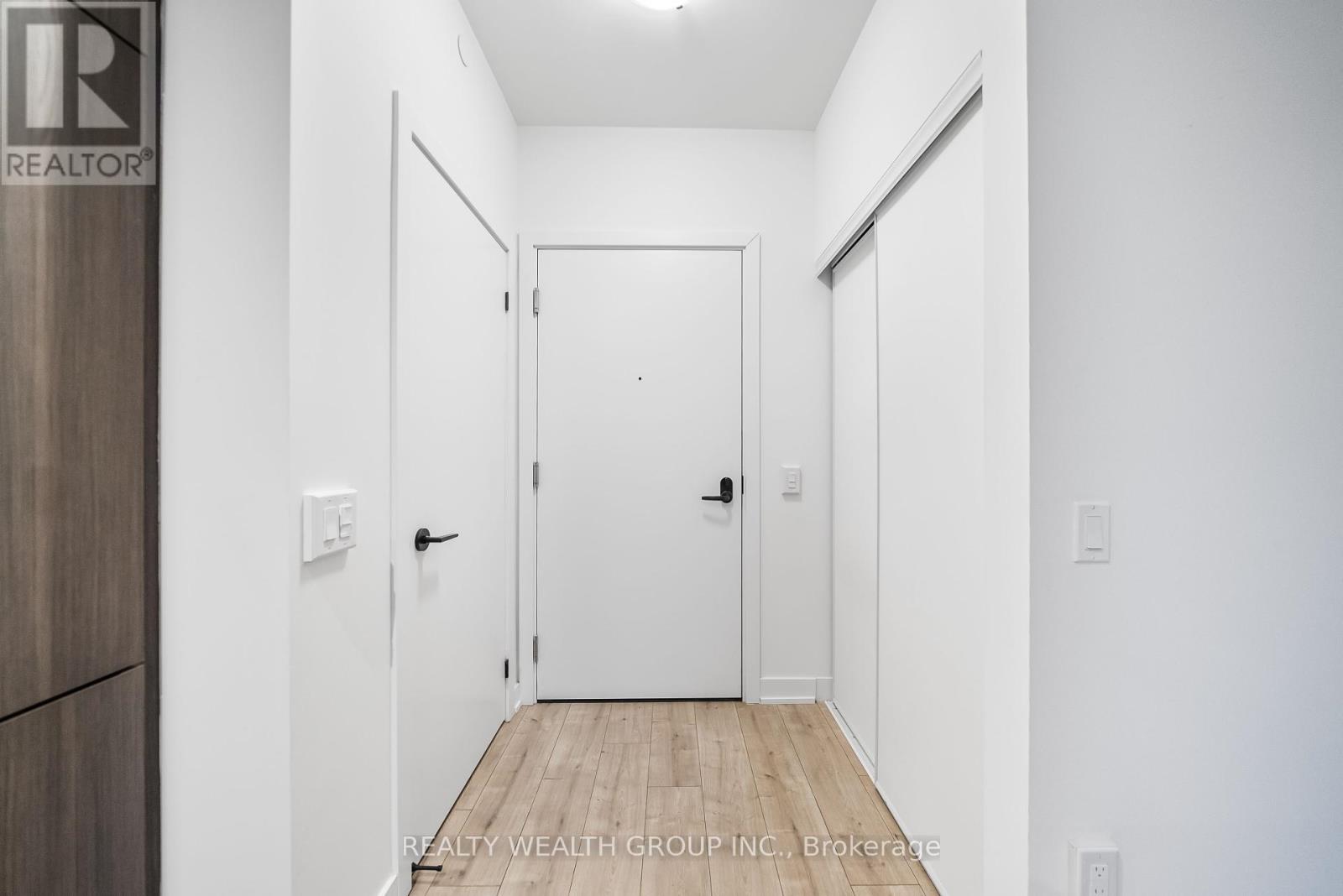 208 - 215 Lakeshore Road W, Mississauga (Port Credit), Ontario  L5H 1G5 - Photo 6 - W12166153
