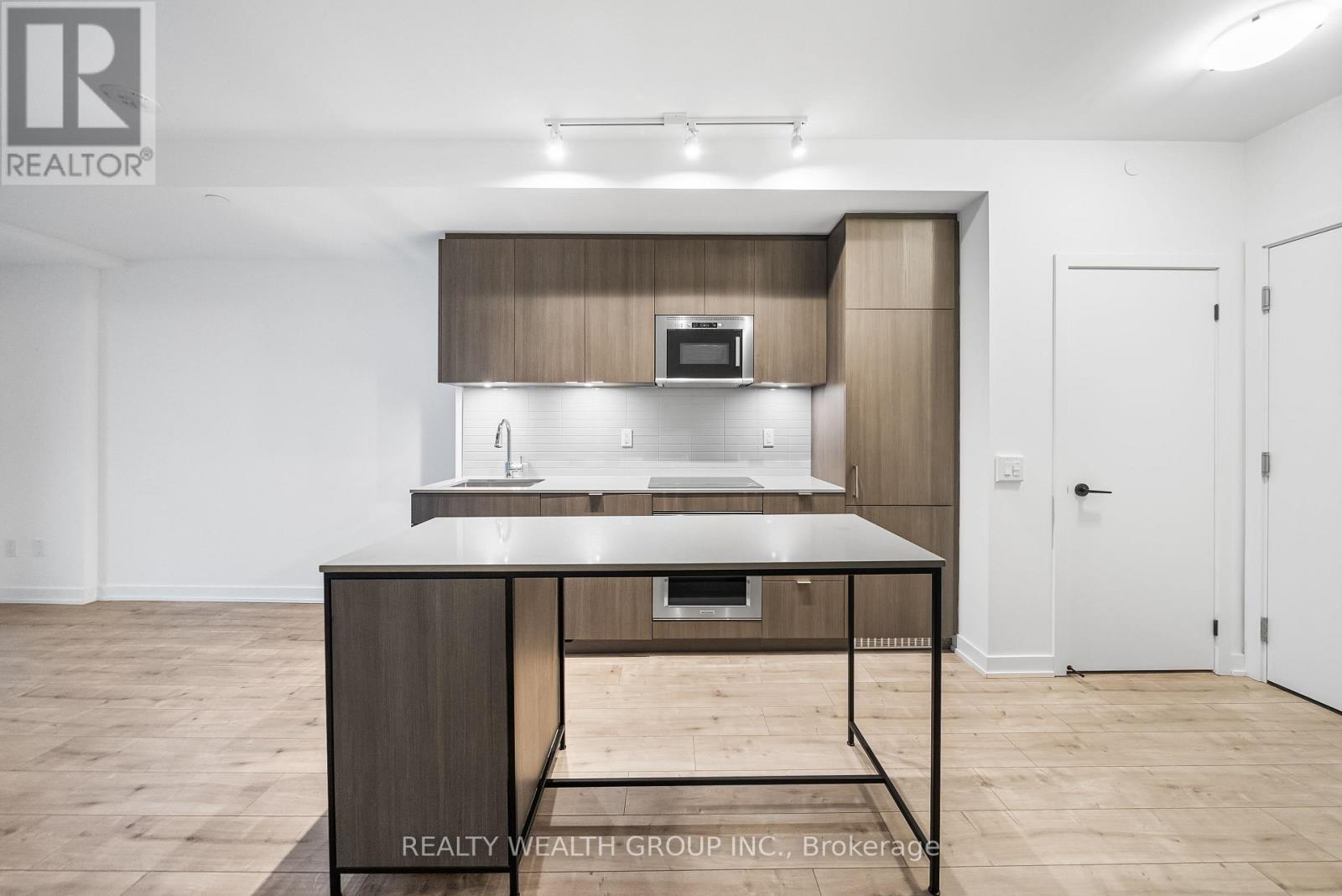 208 - 215 Lakeshore Road W, Mississauga, Ontario  L5H 1G5 - Photo 8 - W12166153