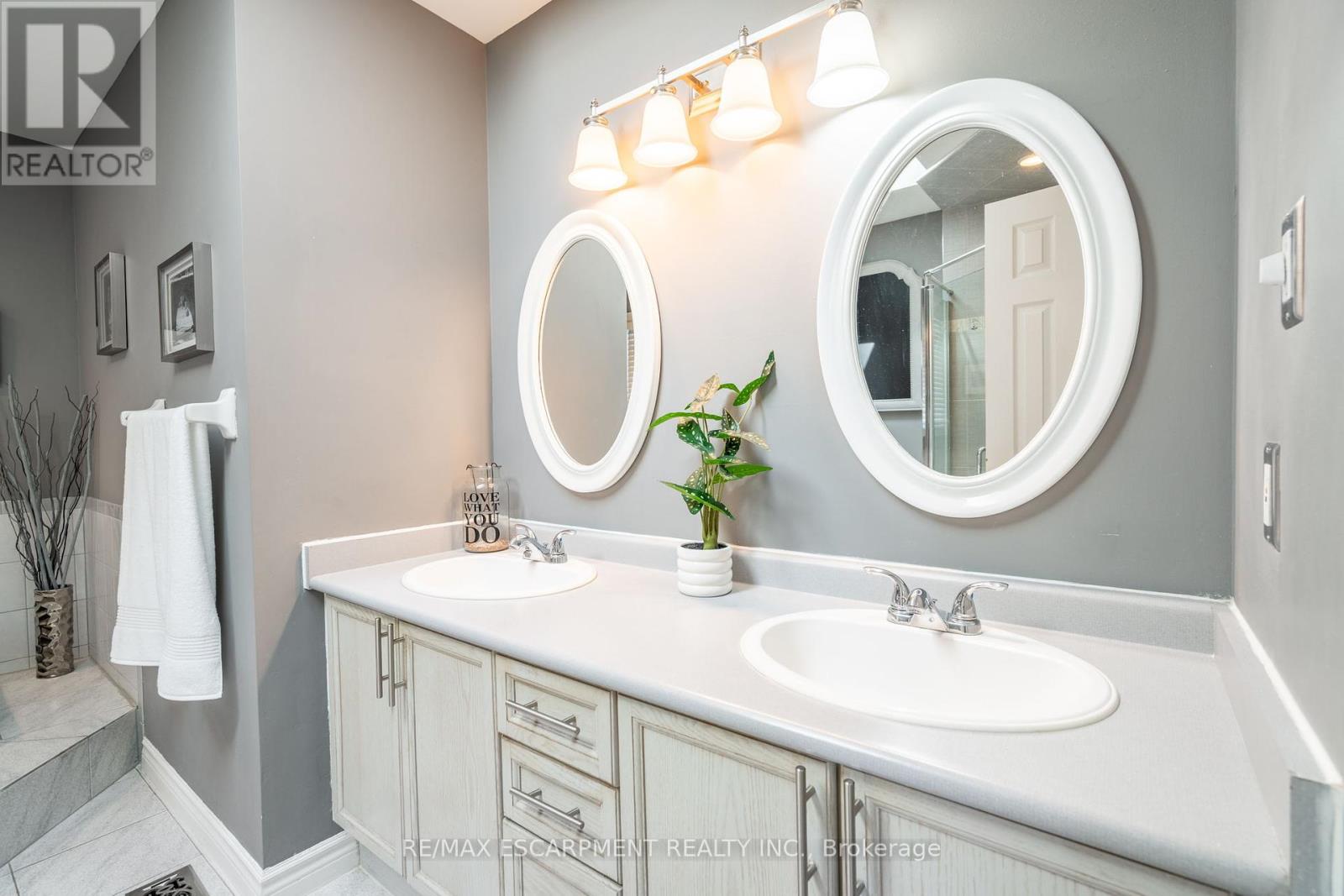 2431 Baxter Crescent, Burlington, Ontario  L7M 4A1 - Photo 19 - W12166213