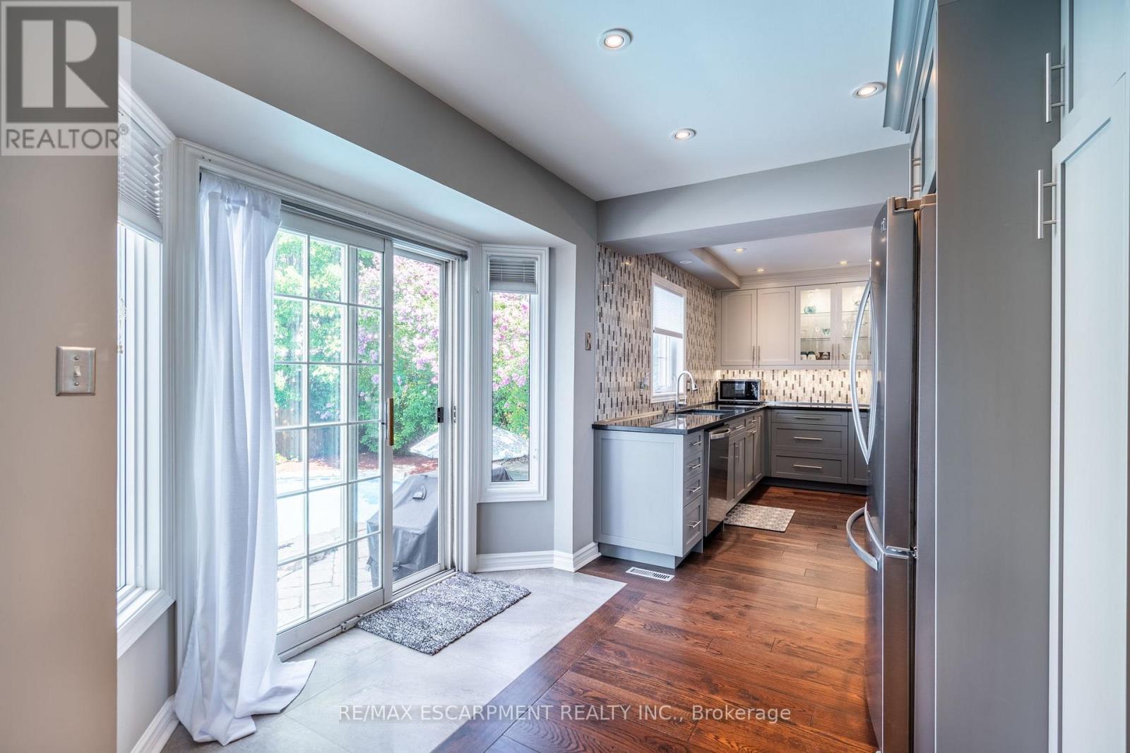 2431 Baxter Crescent, Burlington, Ontario  L7M 4A1 - Photo 9 - W12166213