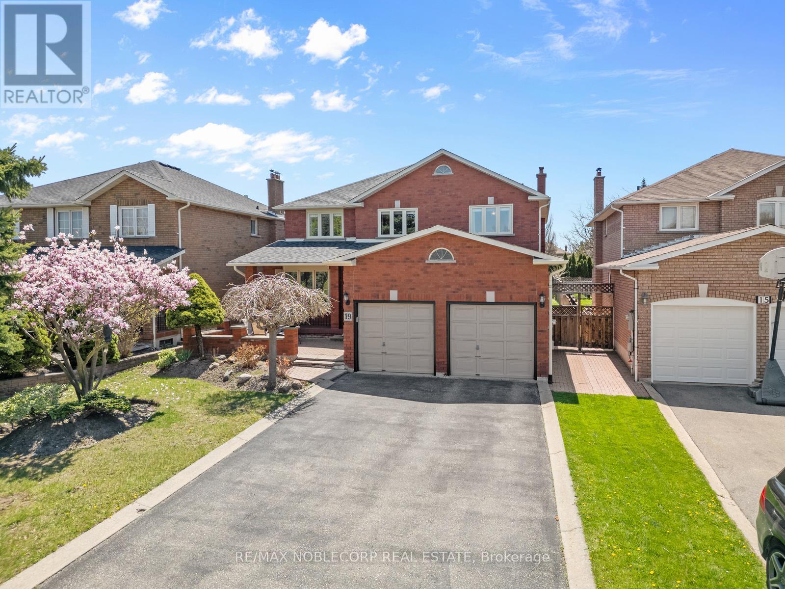 19 Castlehill Road, Vaughan, Ontario  L6A 1N8 - Photo 2 - N12166019