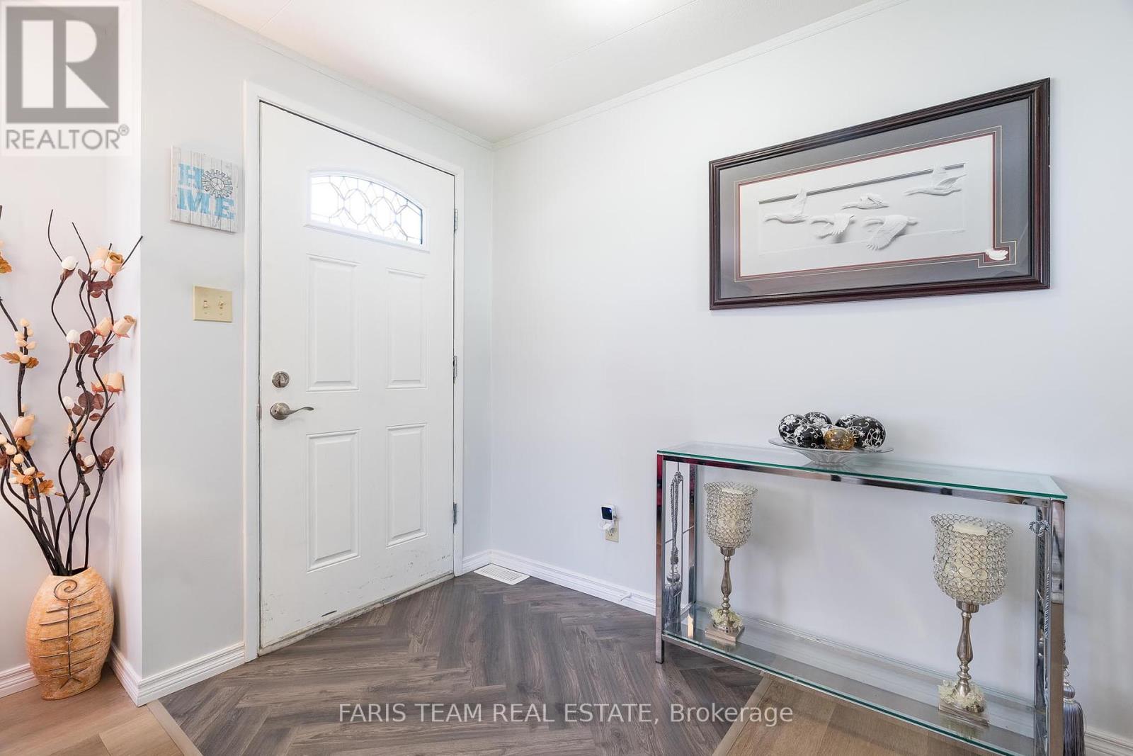 21 Hawthorne Drive, Innisfil, Ontario  L9S 1P7 - Photo 5 - N12166253