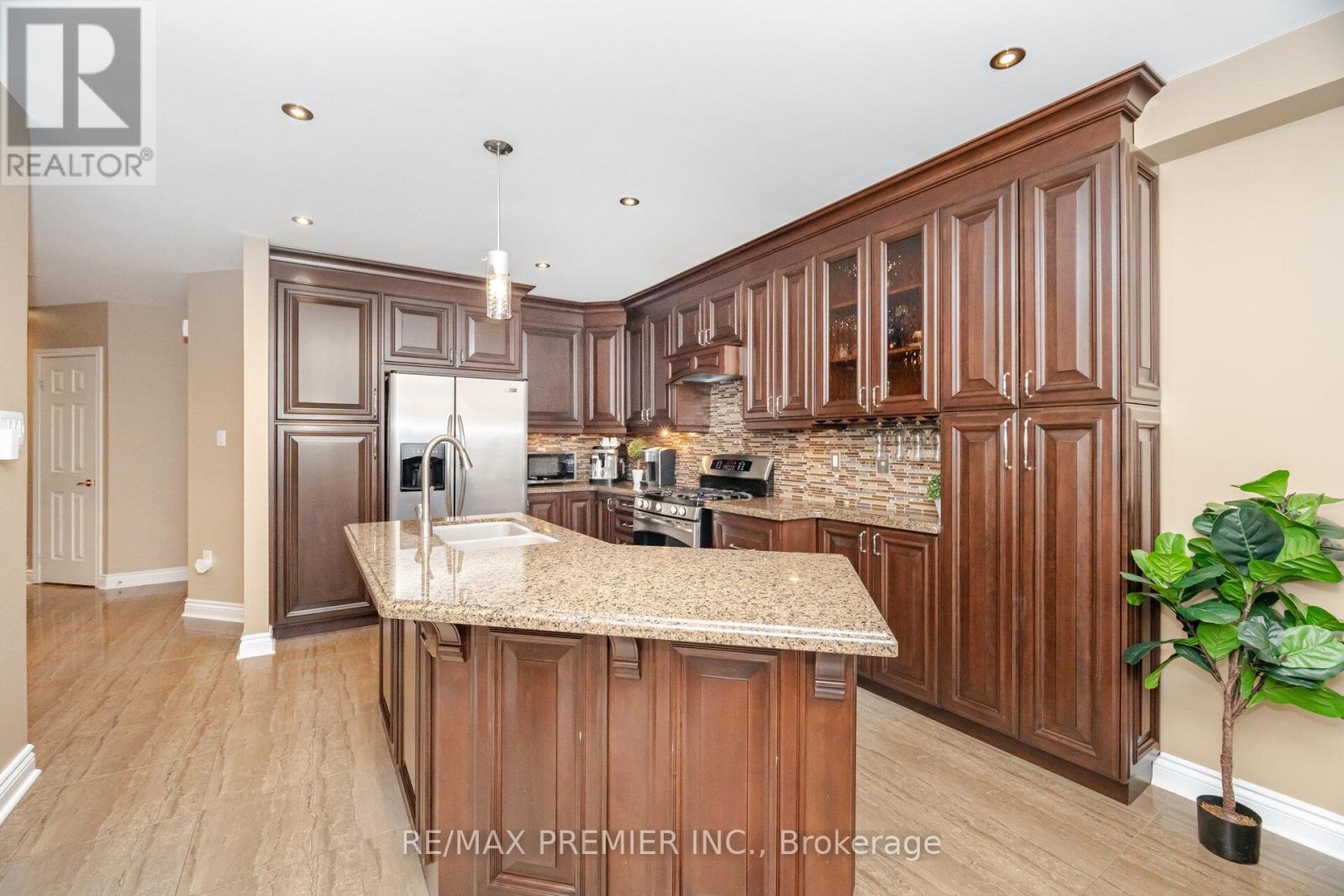 1 Crown Crescent, Vaughan, Ontario  L4H 1S5 - Photo 13 - N12166393