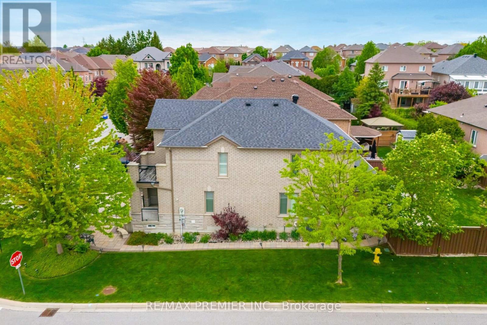 1 Crown Crescent, Vaughan, Ontario  L4H 1S5 - Photo 2 - N12166393