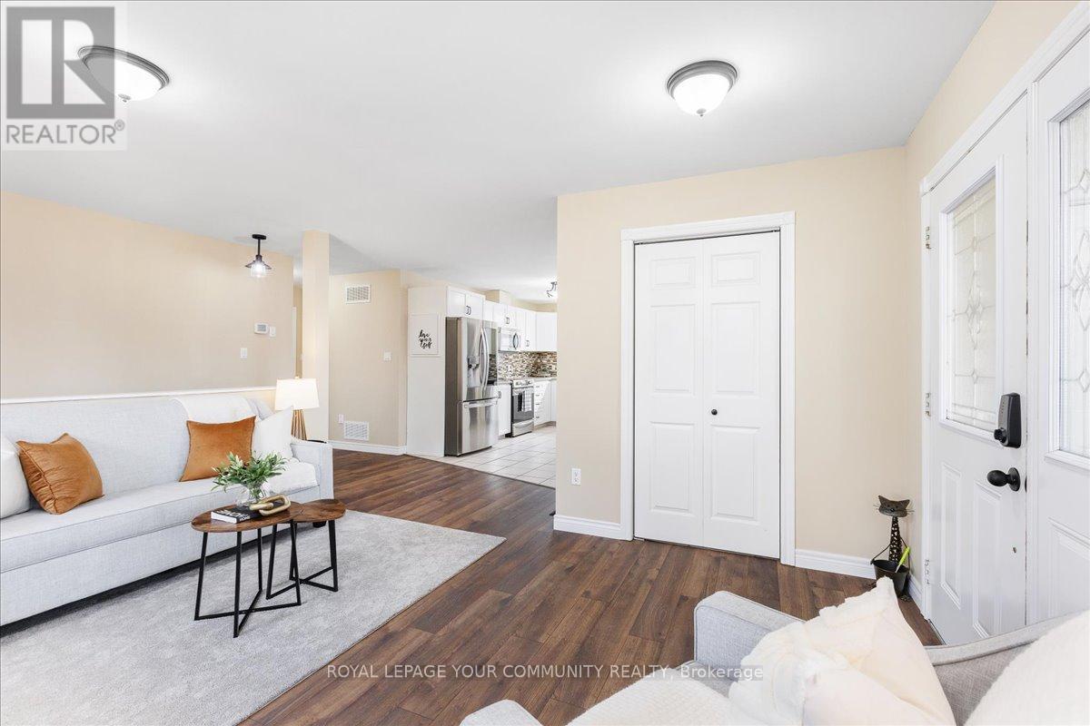 825 Elmwood Road, Georgina, Ontario  L4P 3E9 - Photo 7 - N12166429