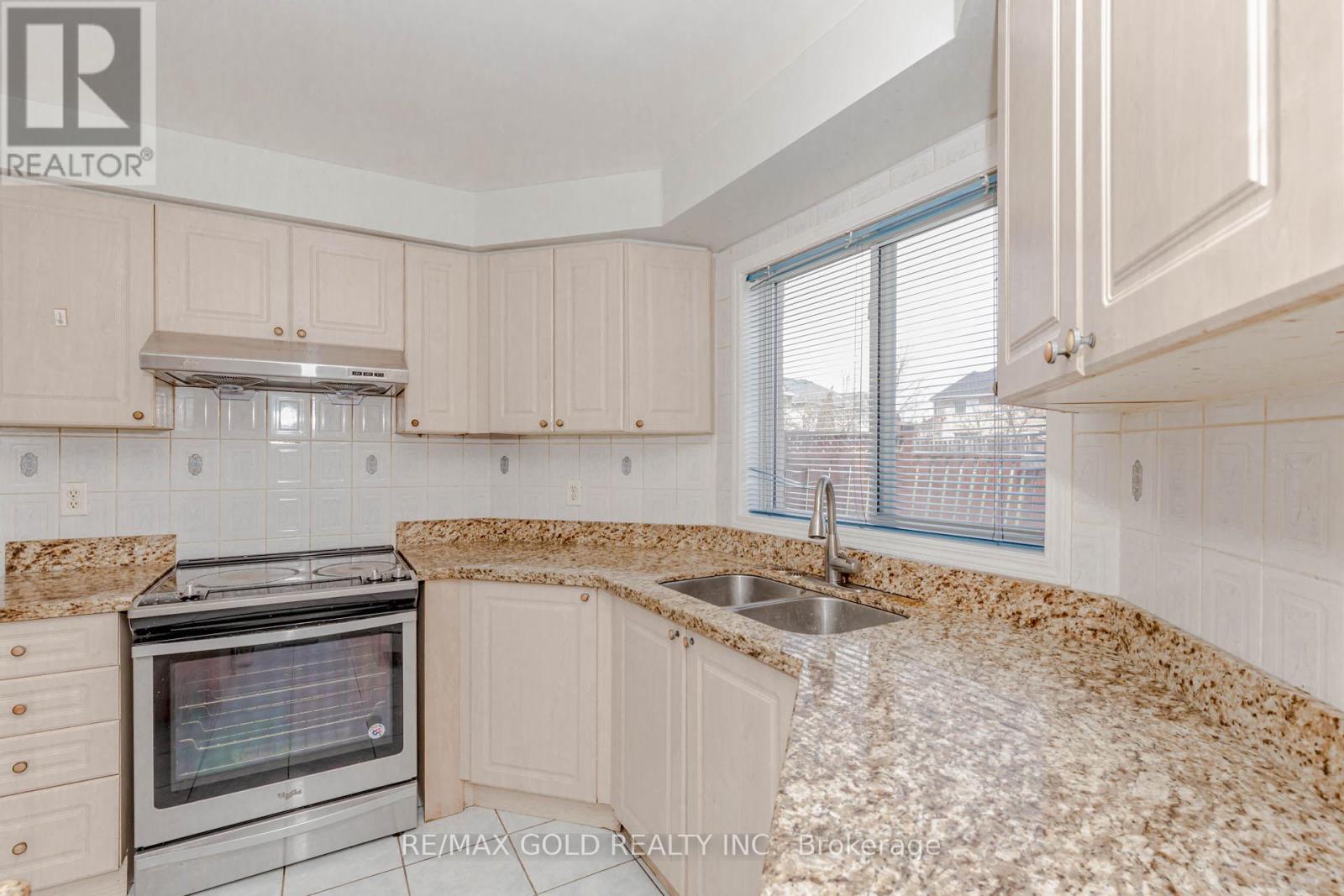 6 Wonder Way, Brampton, Ontario  L6P 1E9 - Photo 13 - W12150733