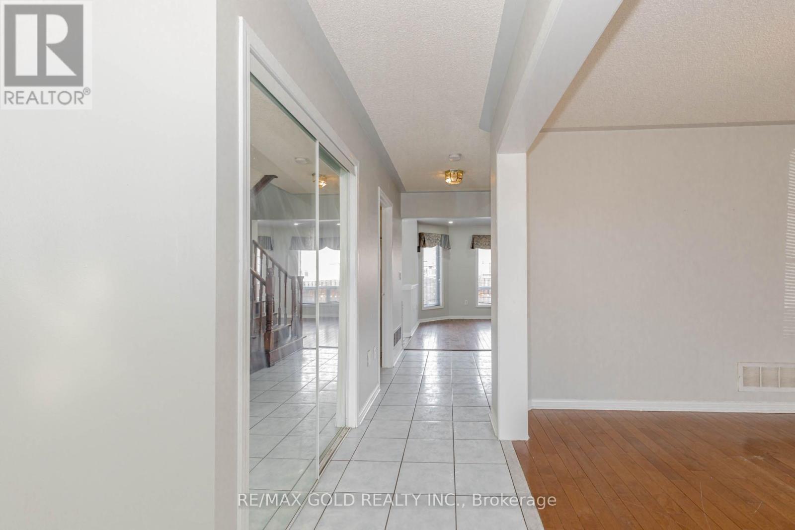 6 Wonder Way, Brampton, Ontario  L6P 1E9 - Photo 3 - W12150733