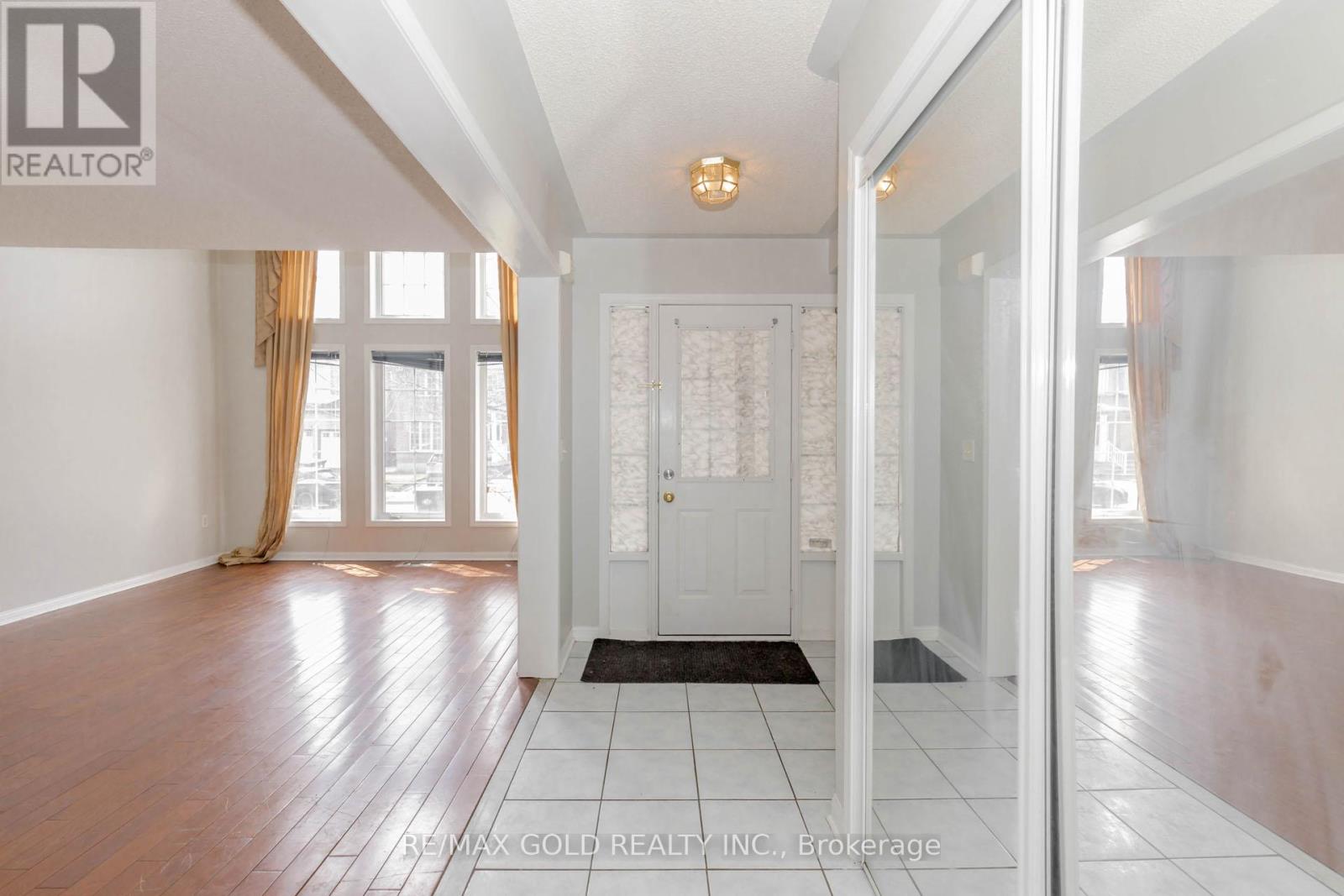 6 Wonder Way, Brampton, Ontario  L6P 1E9 - Photo 4 - W12150733
