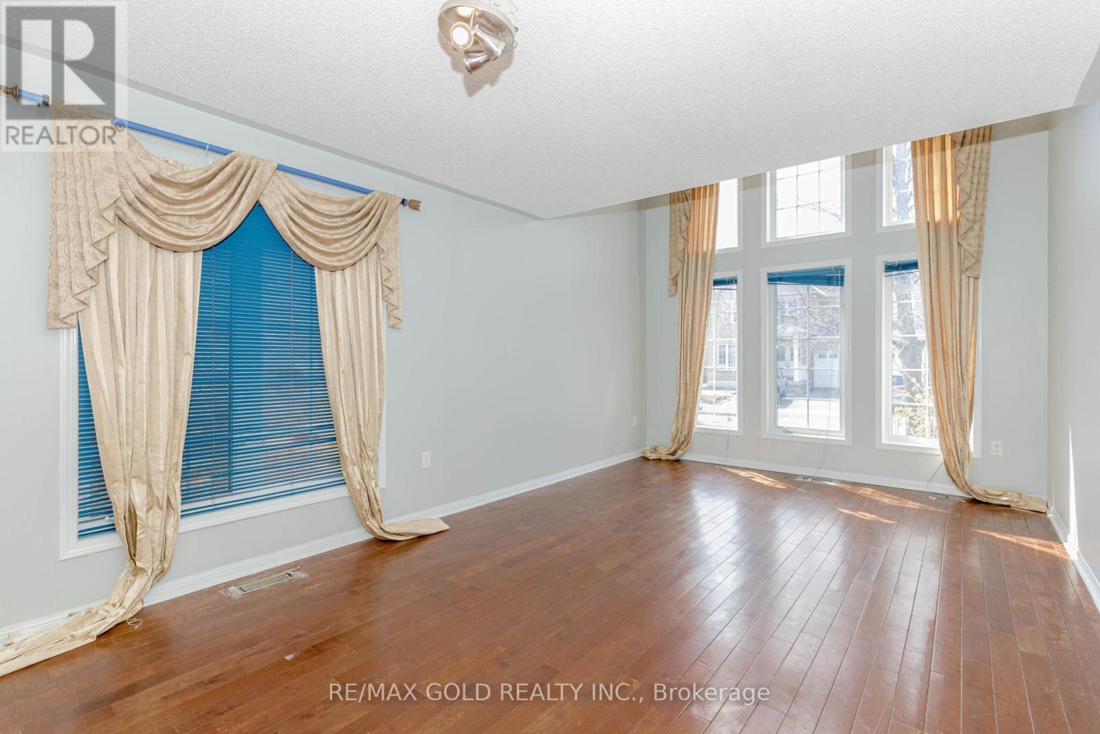 6 Wonder Way, Brampton, Ontario  L6P 1E9 - Photo 5 - W12150733