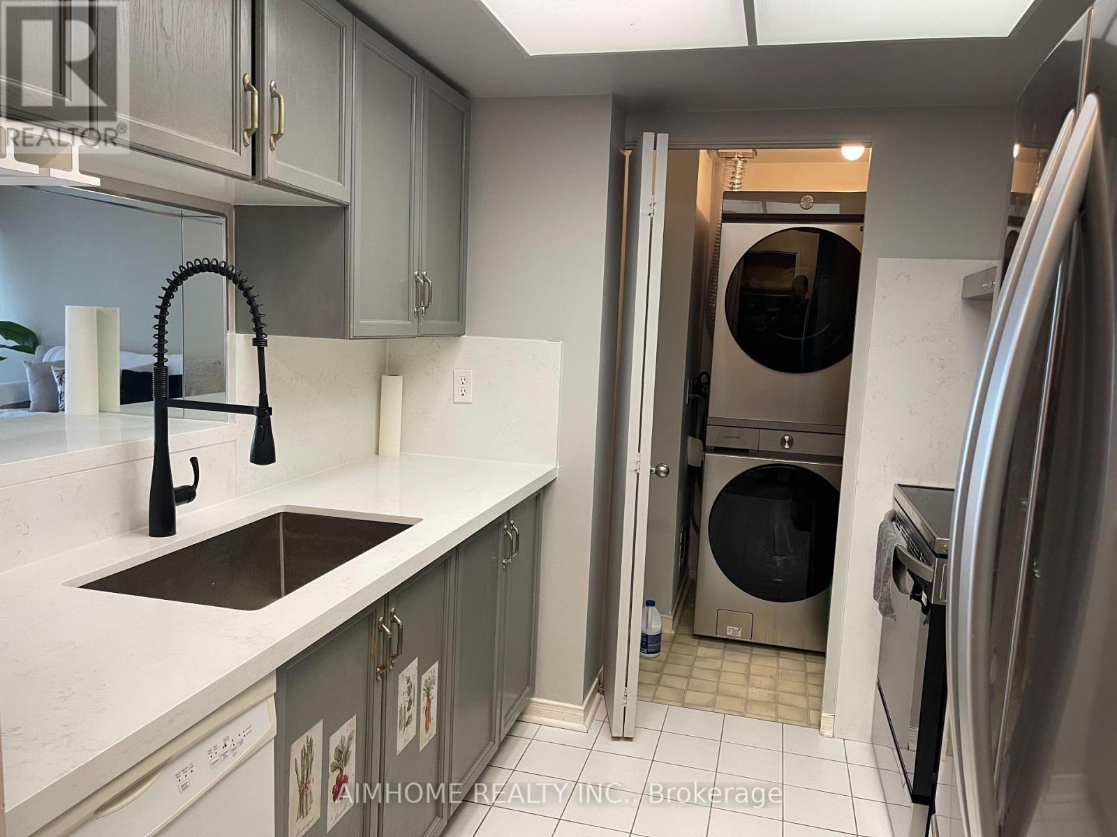 1104 - 75 King Street E, Mississauga, Ontario  L5A 4G5 - Photo 4 - W12166215