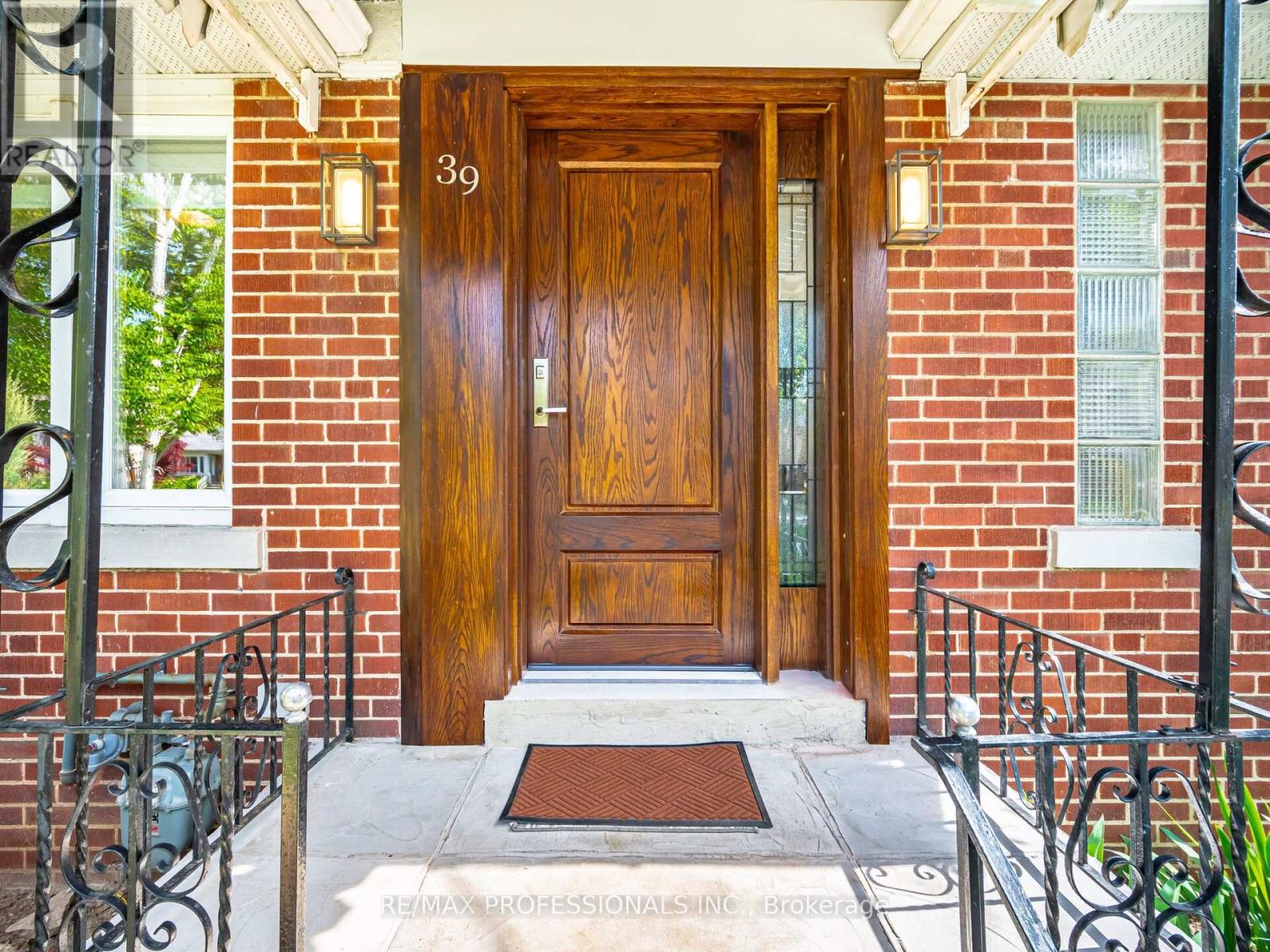 39 Old Oak Road, Toronto, Ontario  M9A 2W1 - Photo 2 - W12166238