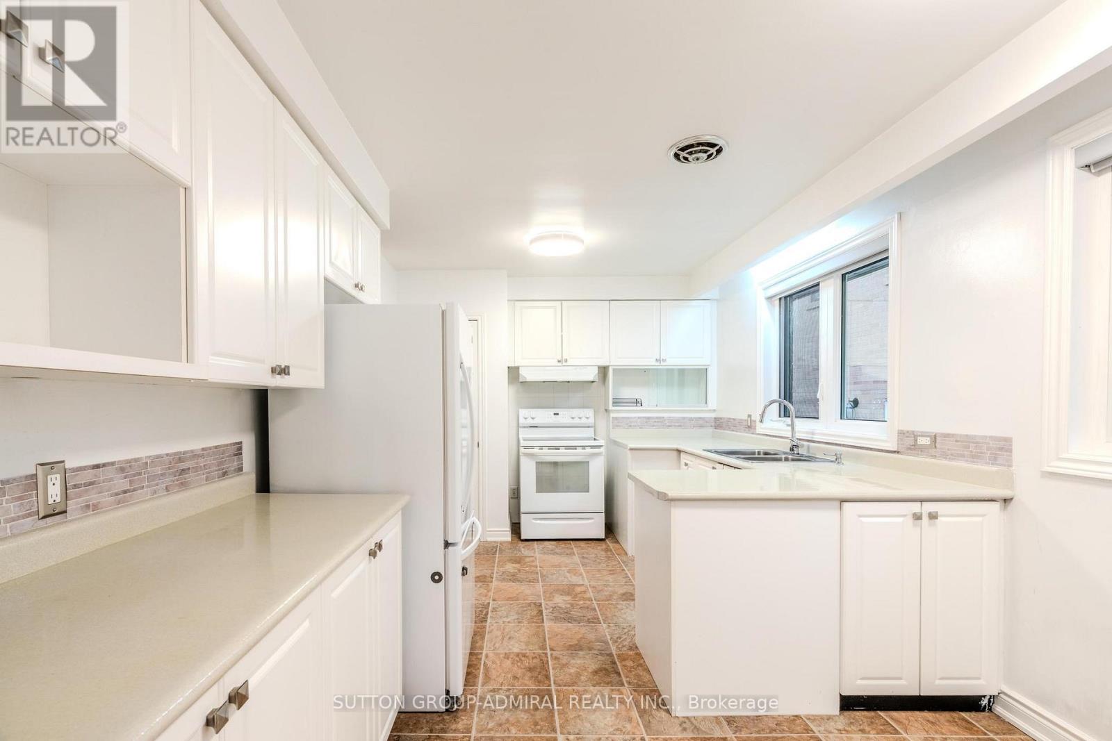 14 Fabian Place, Toronto, Ontario  M0P 2X6 - Photo 8 - W12166259