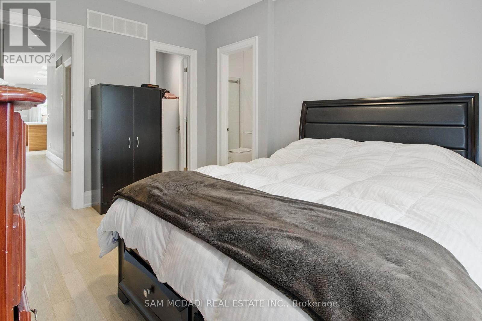 1050 Caven Street, Mississauga, Ontario  L5G 4J4 - Photo 15 - W12166354