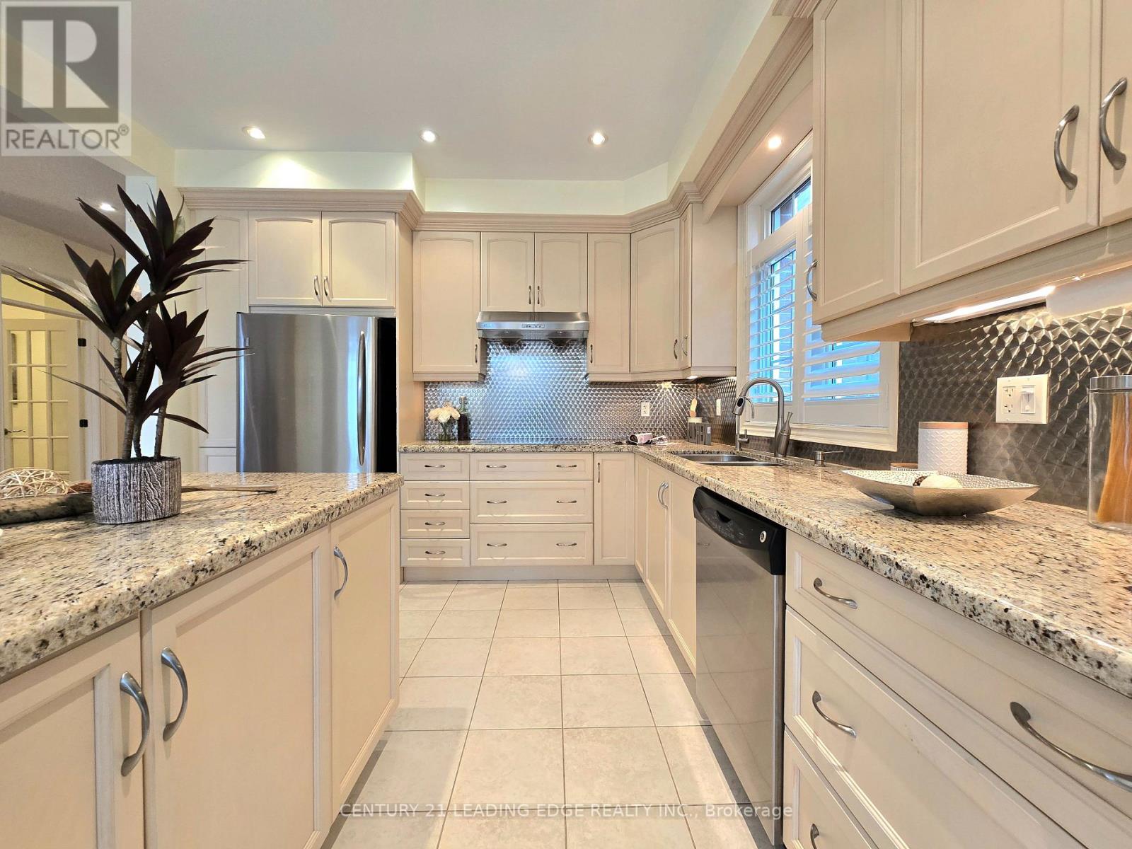 6 Castleglen Boulevard, Markham, Ontario  L6C 0A8 - Photo 13 - N12163005