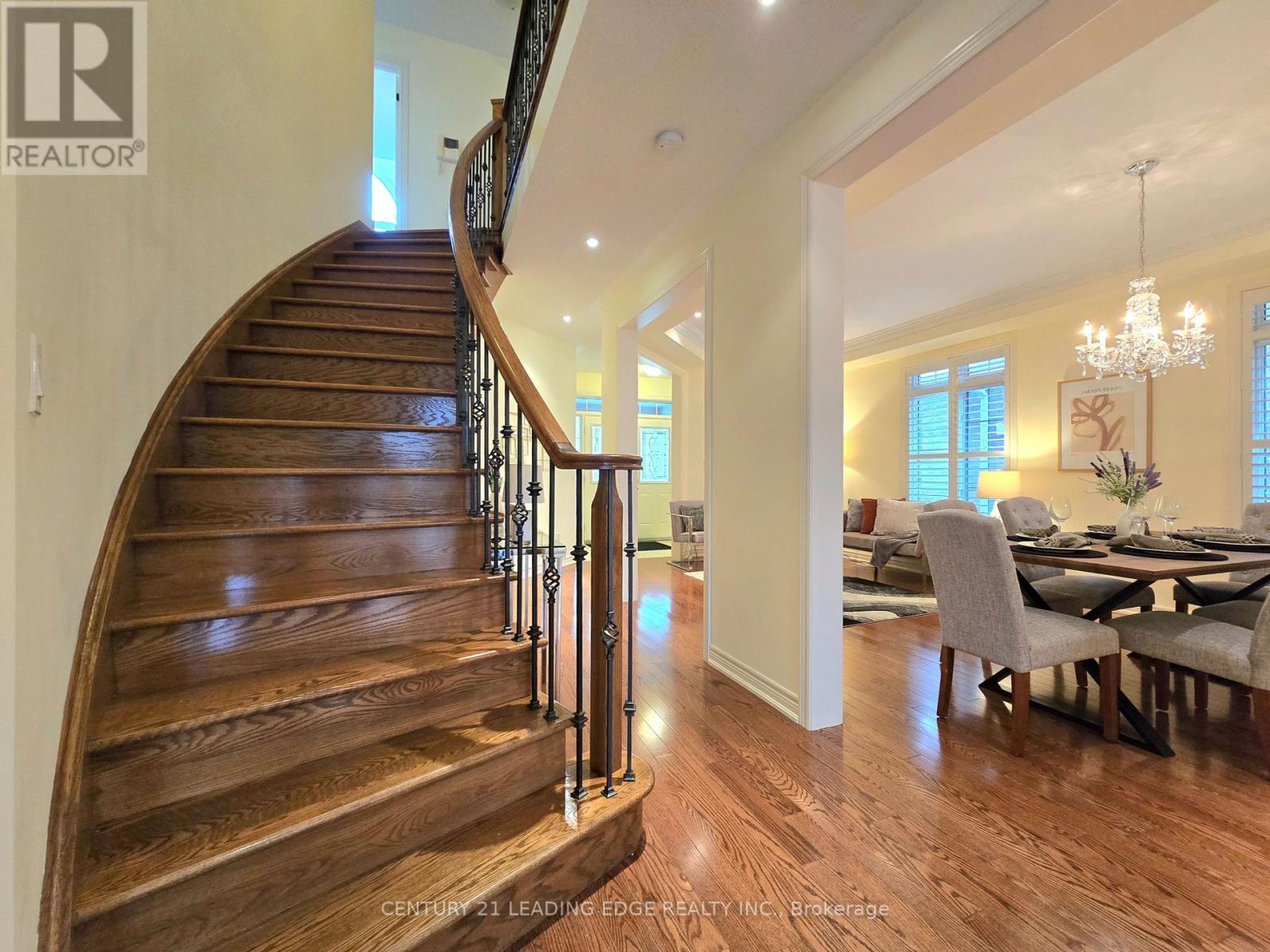 6 Castleglen Boulevard, Markham, Ontario  L6C 0A8 - Photo 3 - N12163005
