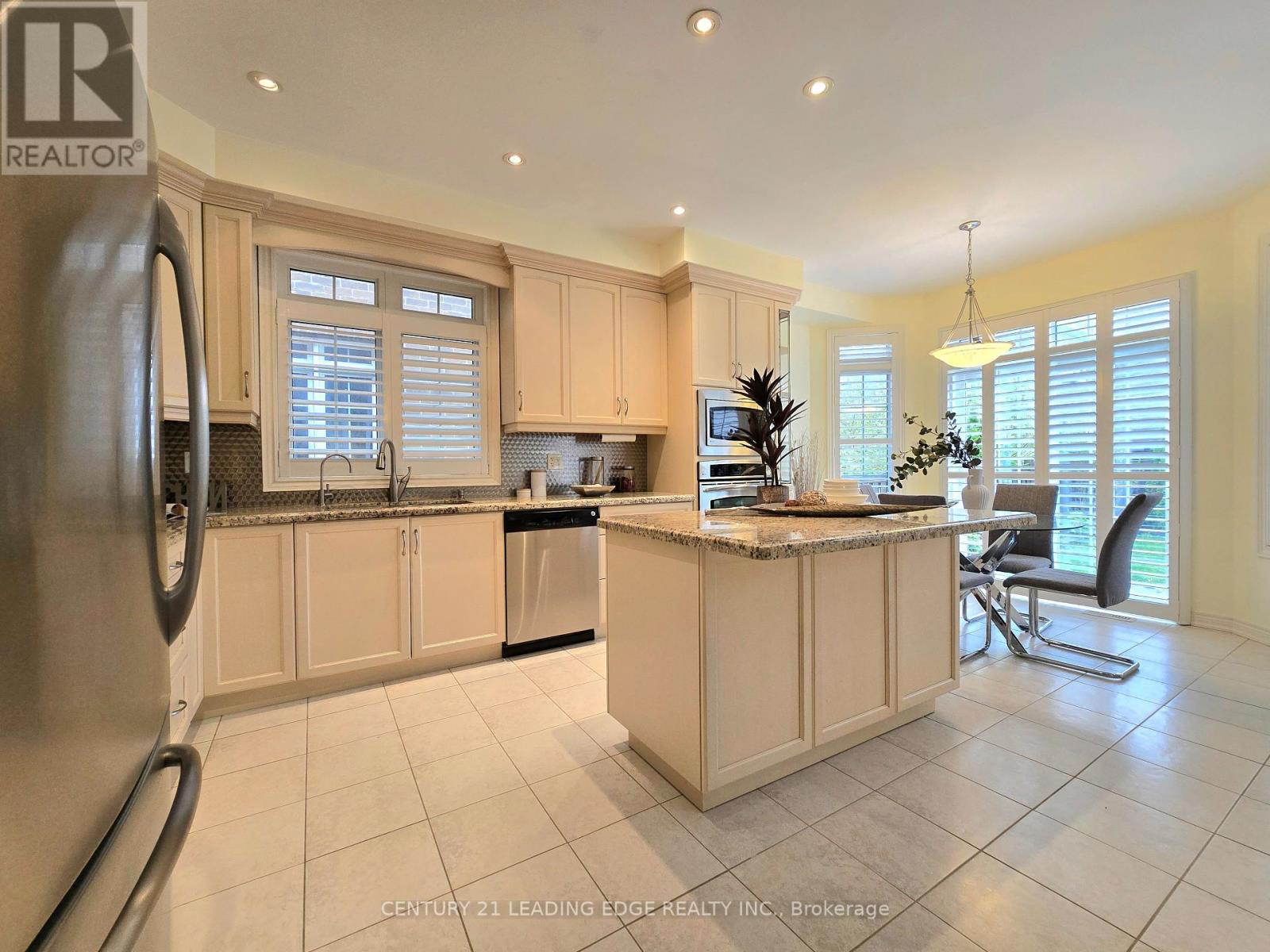 6 Castleglen Boulevard, Markham, Ontario  L6C 0A8 - Photo 11 - N12163005
