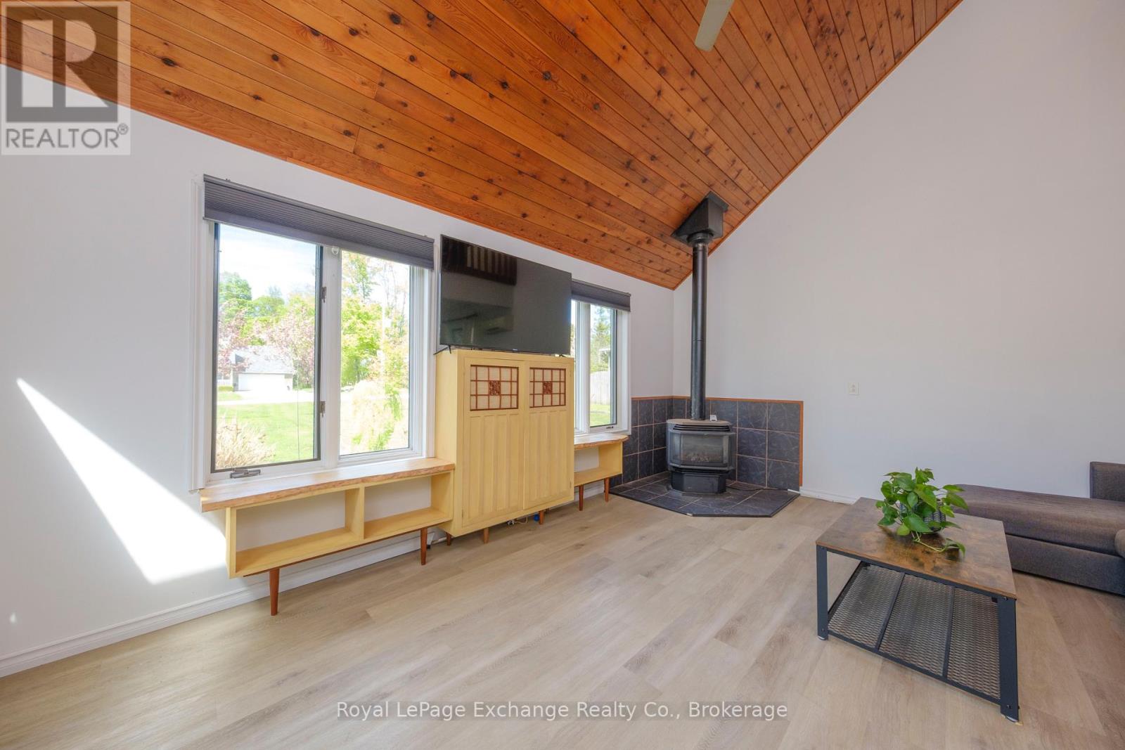 105 Lurgan Lane, Huron-Kinloss, Ontario  N2Z 2X3 - Photo 8 - X12166498