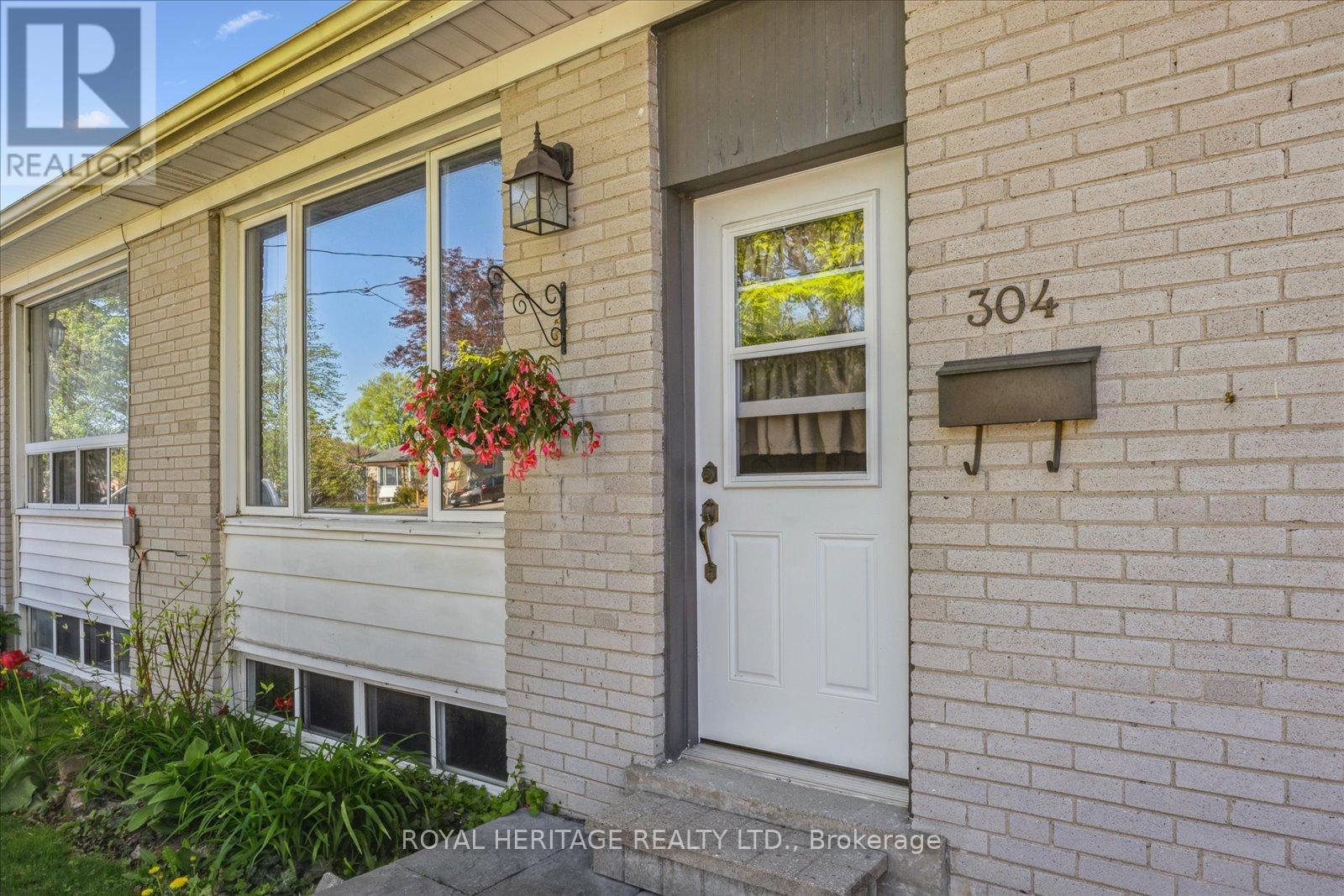 304 Rosedale Drive, Whitby, Ontario L1N 1Z3 - Photo 2 - E12166436