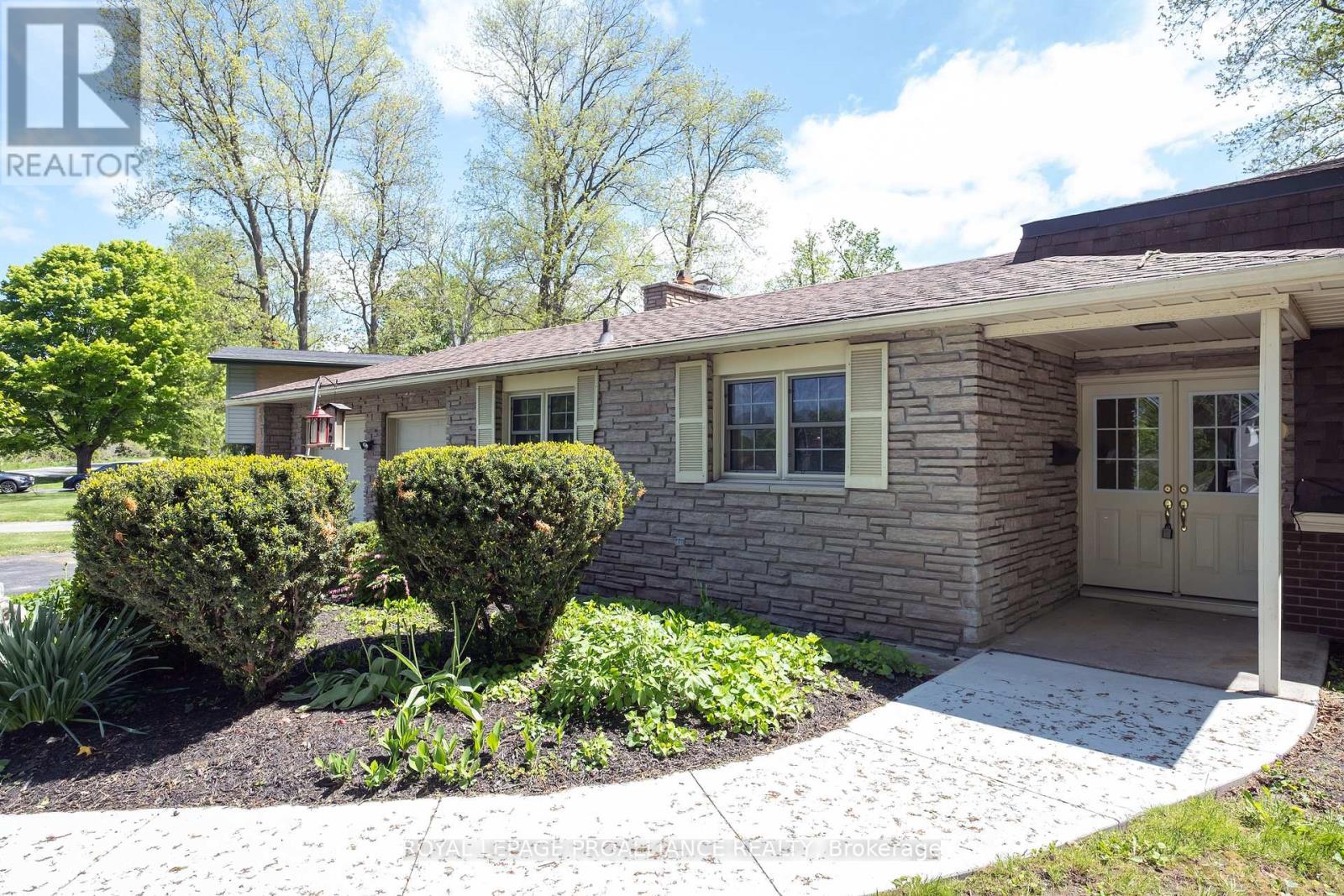 40 Fenwood Crescent, Prince Edward County, Ontario  K8N 4Z7 - Photo 6 - X12166686