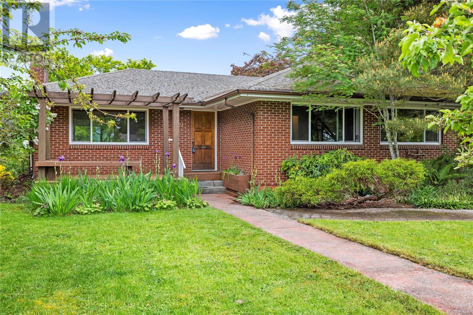 Property at 221 Garner Cres image 1