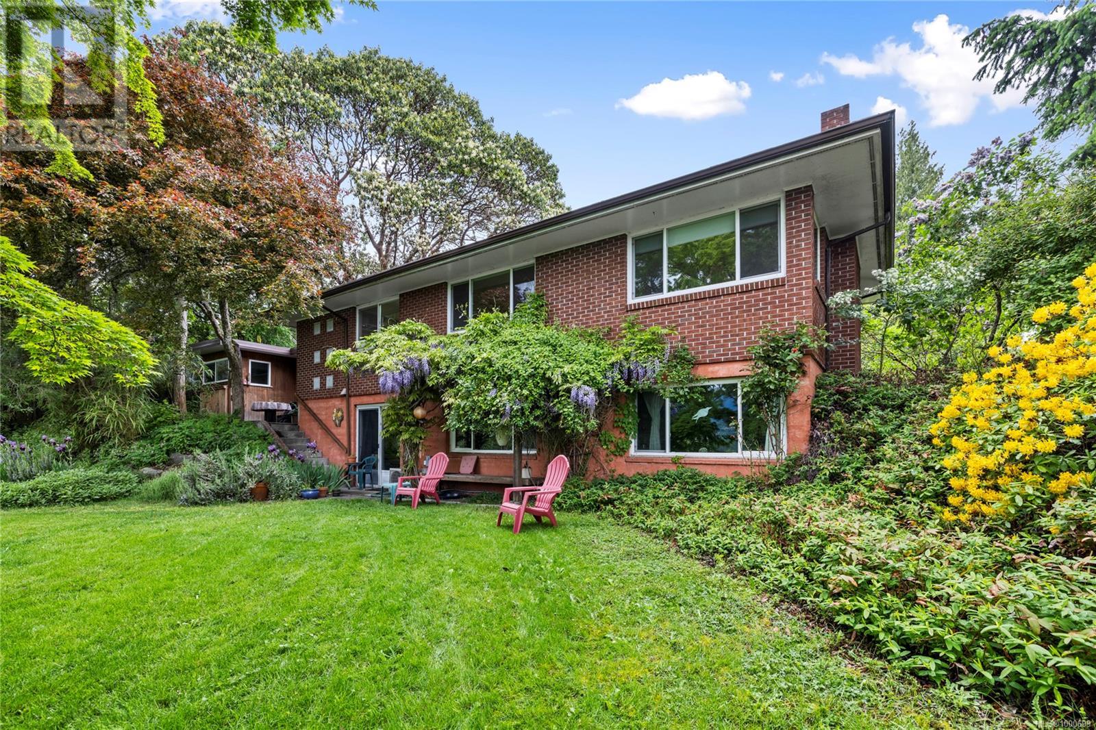 Property at 221 Garner Cres image 2
