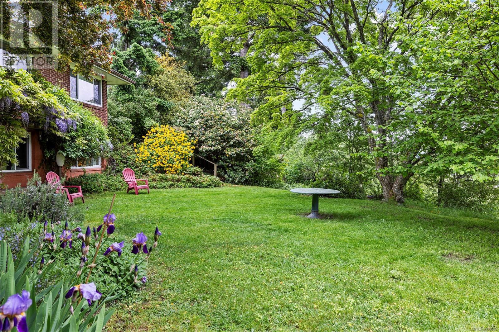 Property at 221 Garner Cres image 4