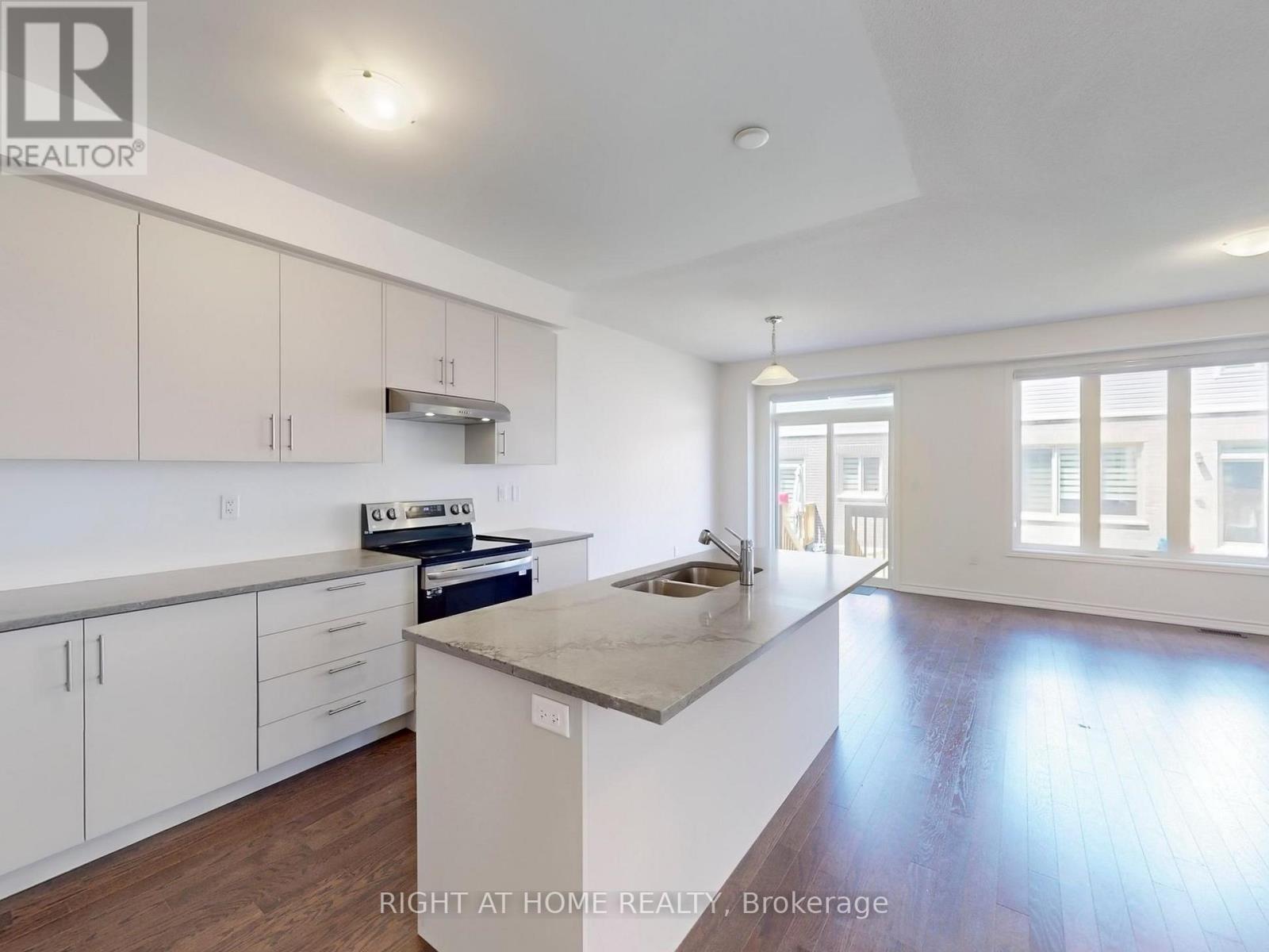 71 Phoenix Boulevard, Barrie, Ontario  L9J 0P7 - Photo 6 - S12166448