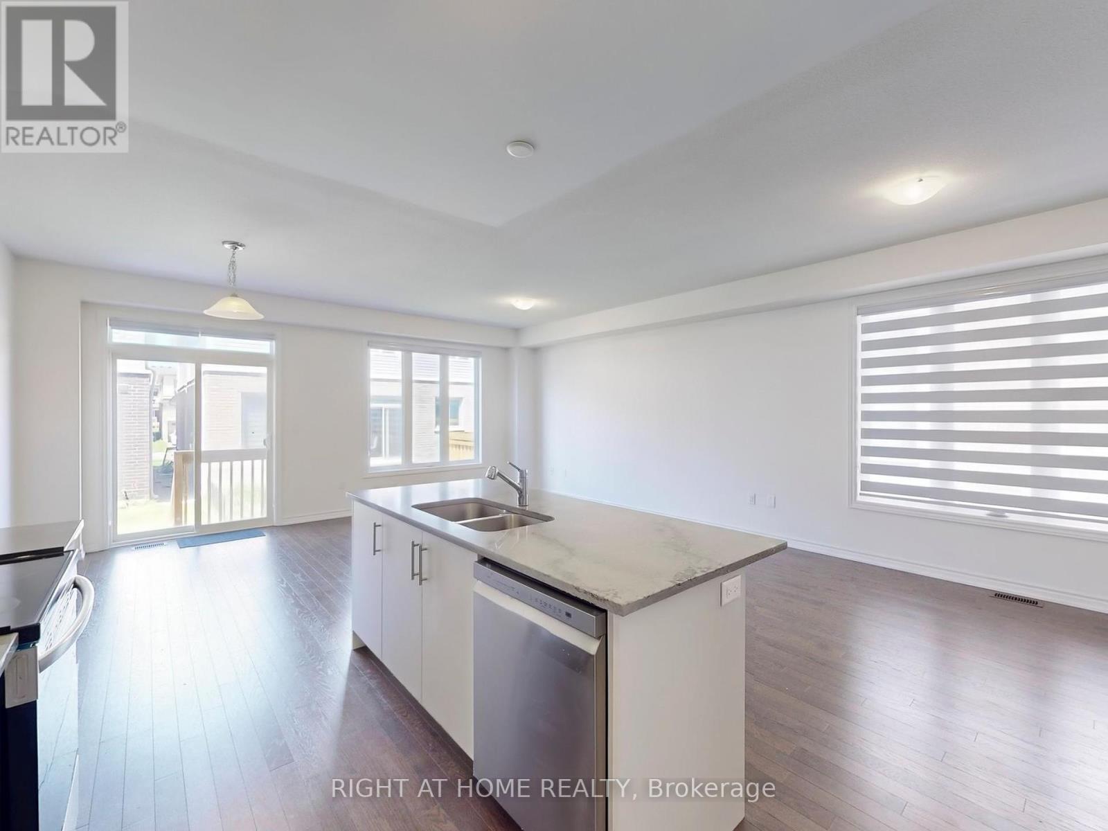 71 Phoenix Boulevard, Barrie, Ontario  L9J 0P7 - Photo 7 - S12166448