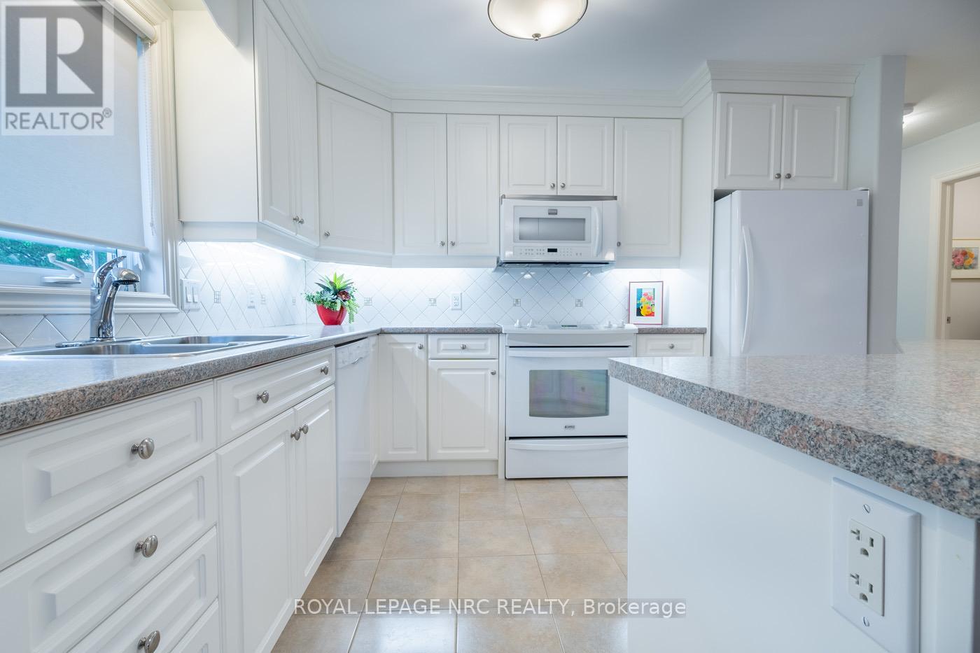 31 - 70 Elmwood Avenue, Welland, Ontario  L3C 0C1 - Photo 12 - X12166724
