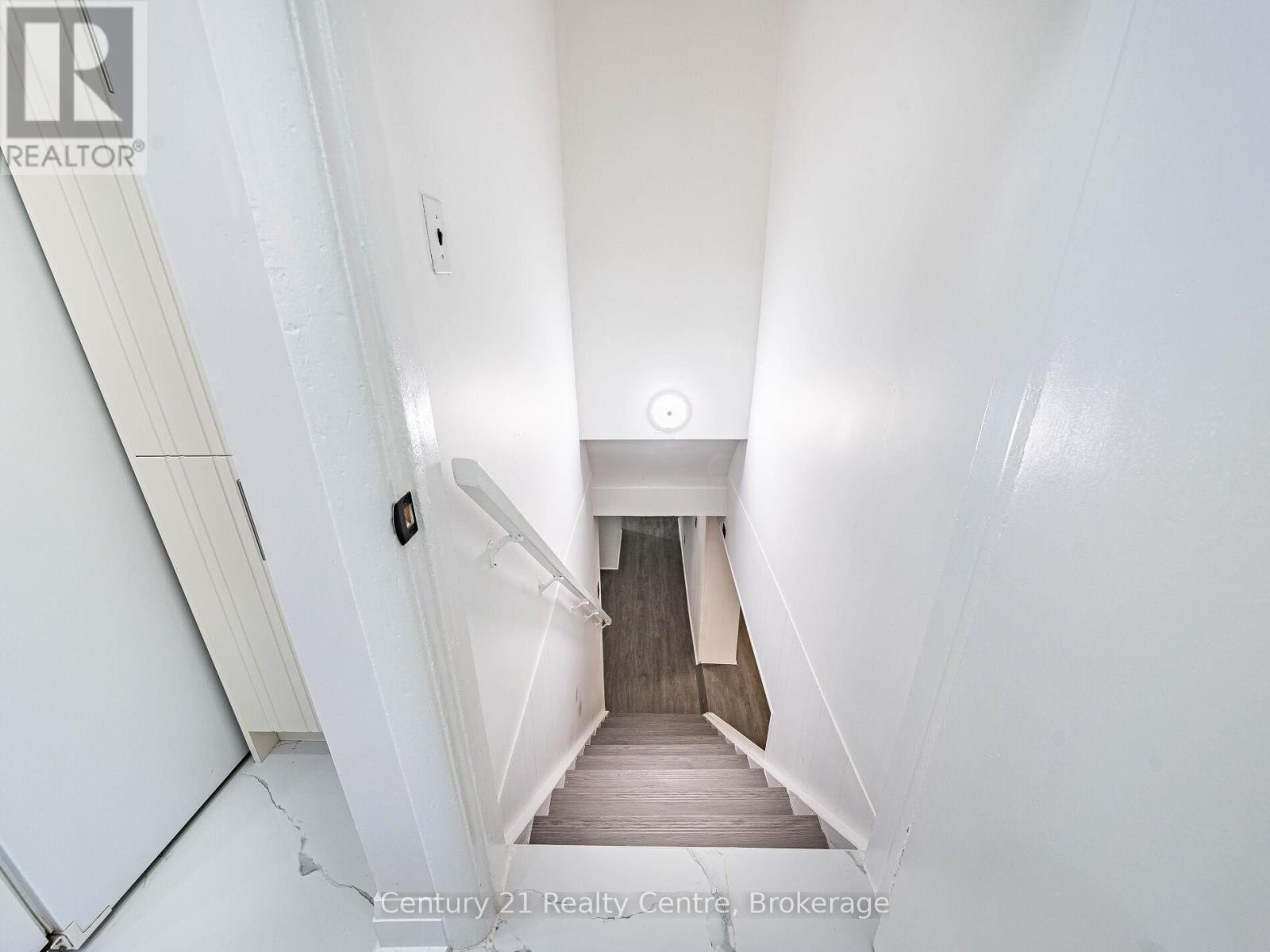 7 Sunray Crescent, Toronto, Ontario  M3M 2C4 - Photo 11 - W12166477