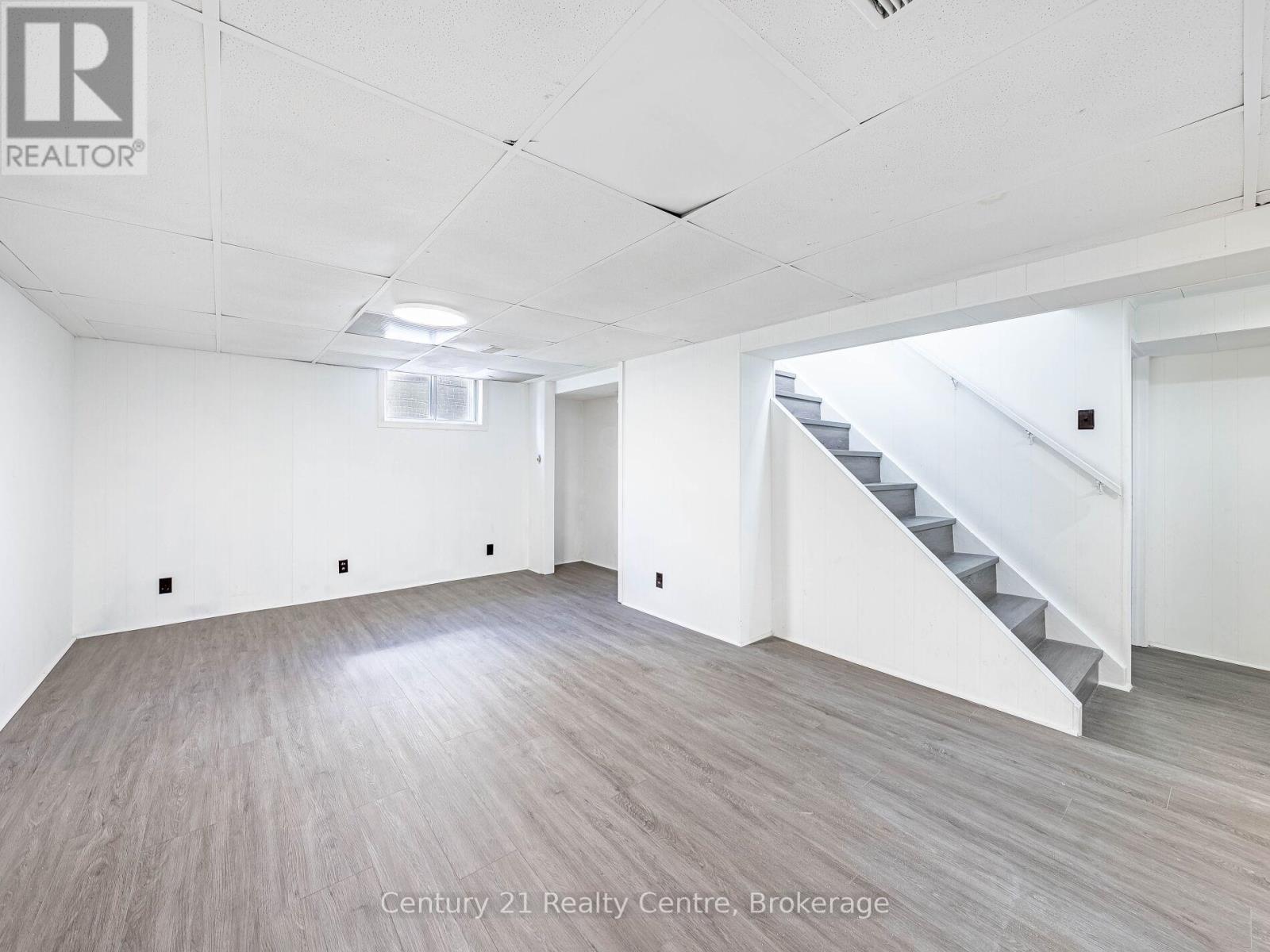 7 Sunray Crescent, Toronto, Ontario  M3M 2C4 - Photo 12 - W12166477