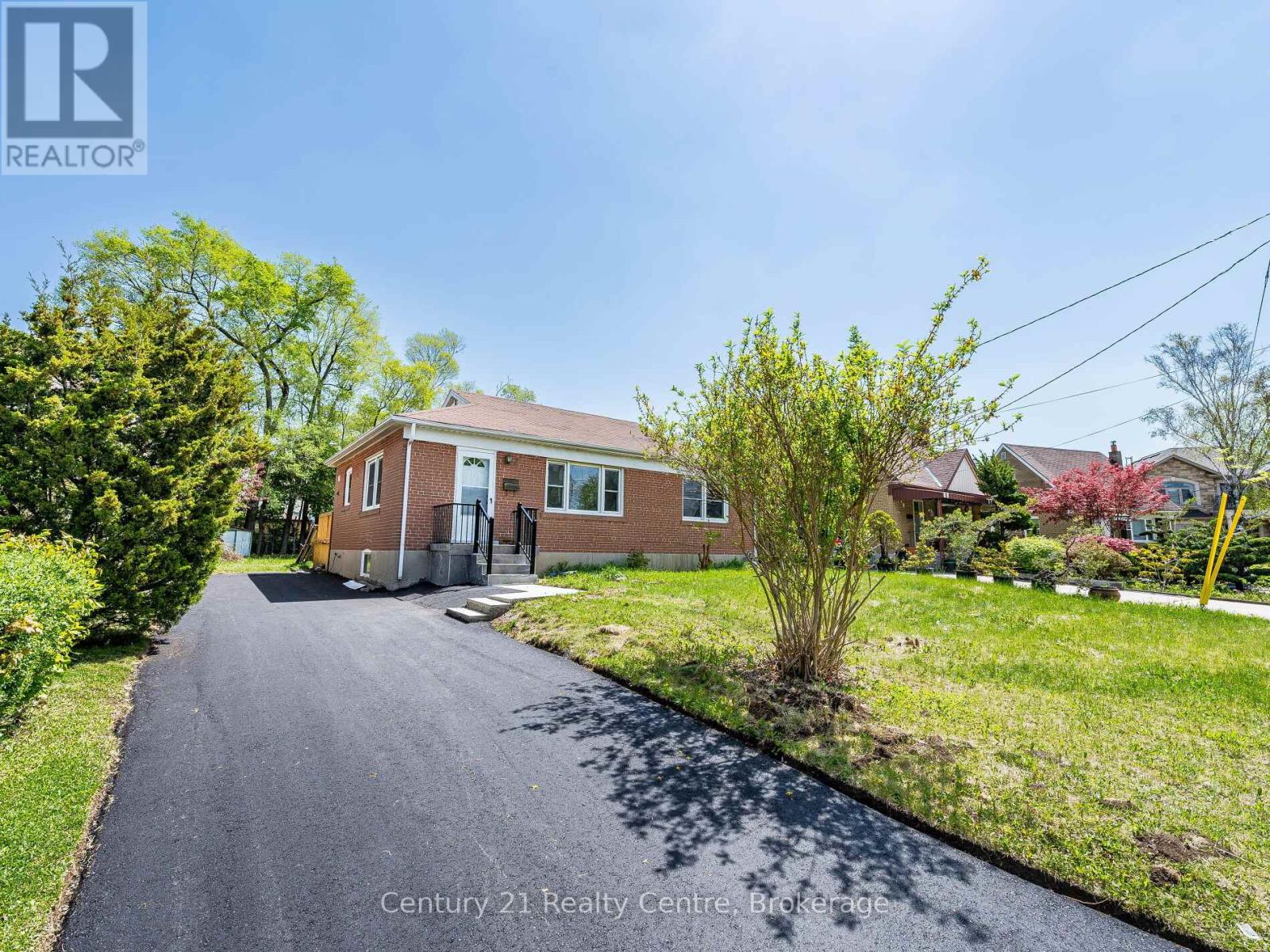7 Sunray Crescent, Toronto, Ontario  M3M 2C4 - Photo 14 - W12166477