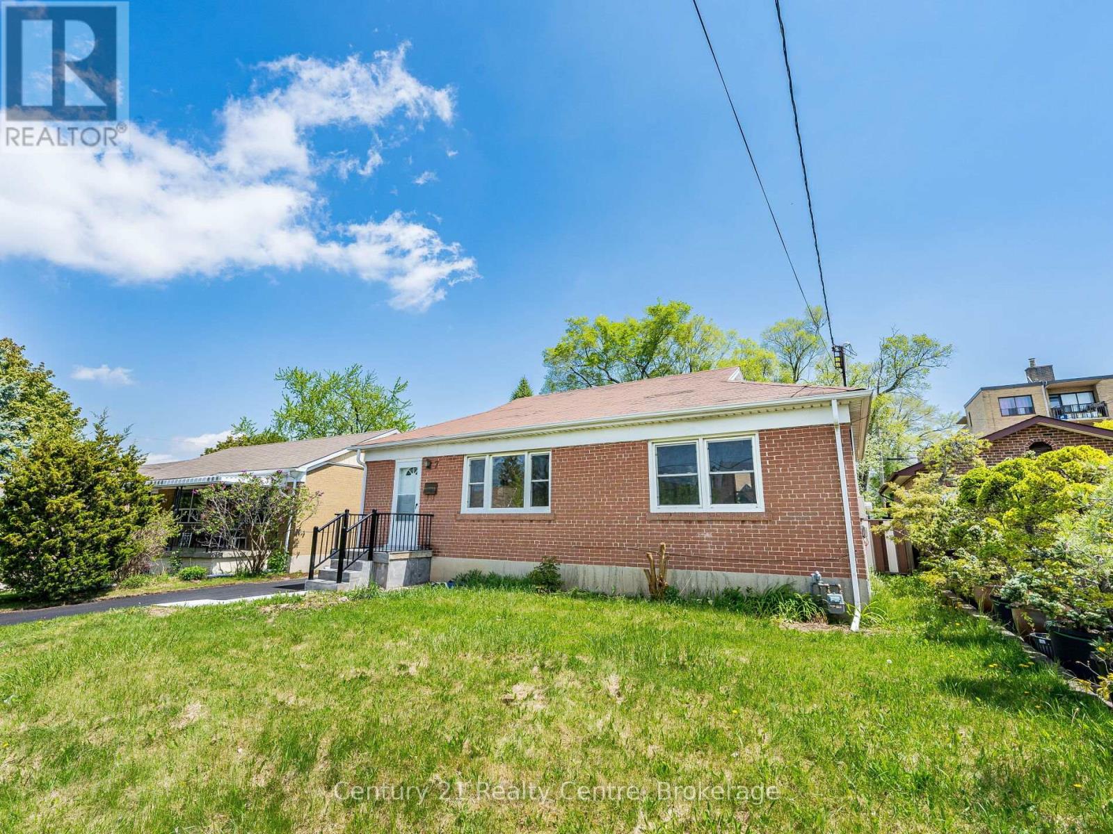 7 Sunray Crescent, Toronto, Ontario  M3M 2C4 - Photo 15 - W12166477