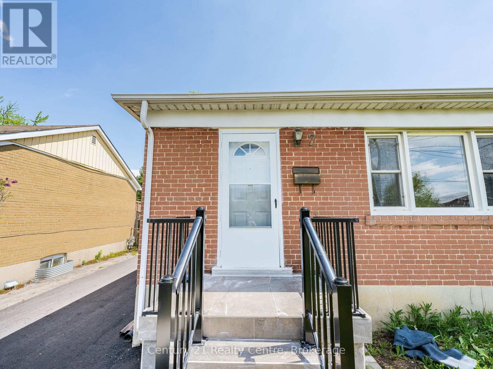 7 Sunray Crescent, Toronto, Ontario  M3M 2C4 - Photo 17 - W12166477