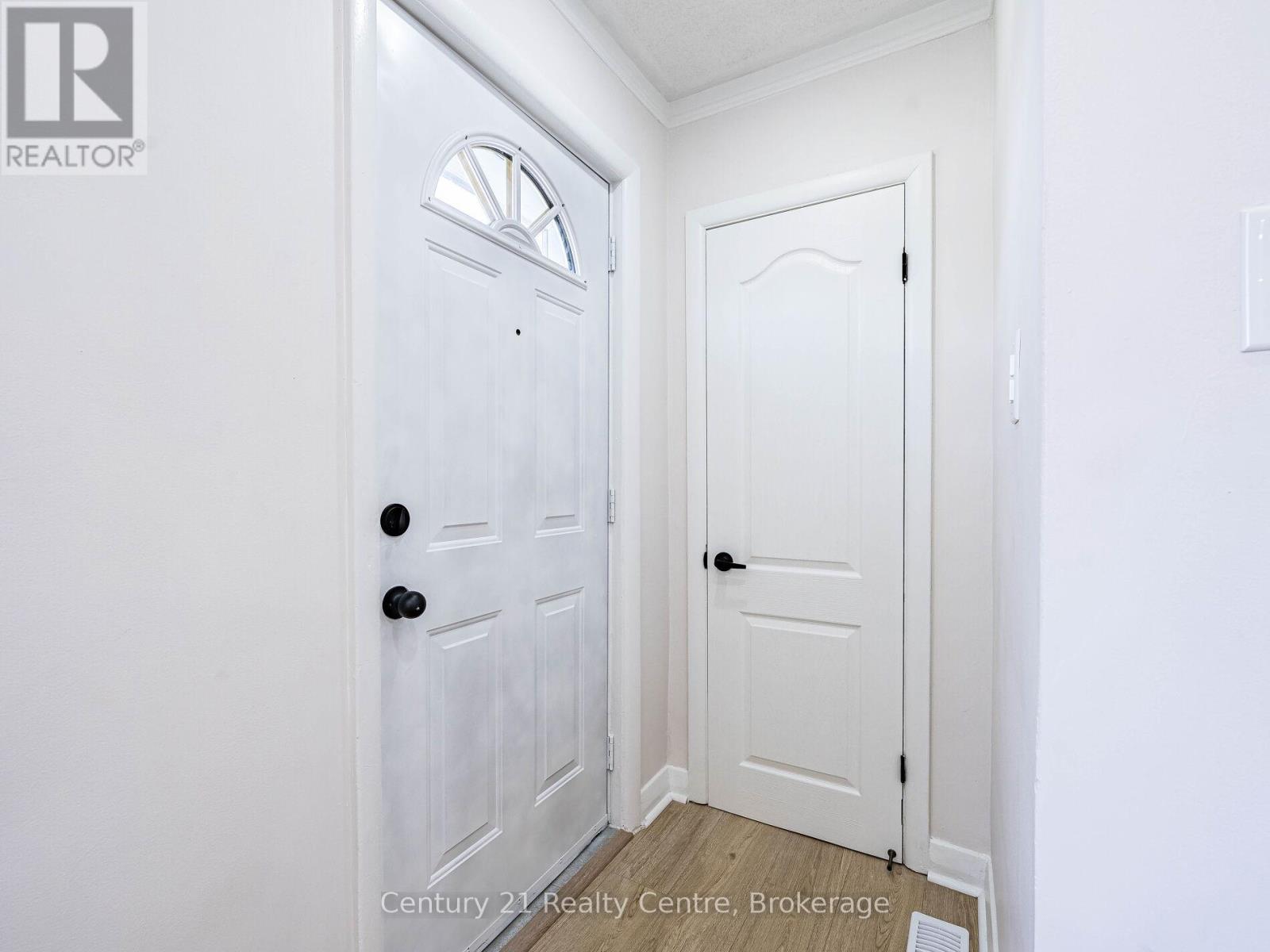 7 Sunray Crescent, Toronto, Ontario  M3M 2C4 - Photo 18 - W12166477