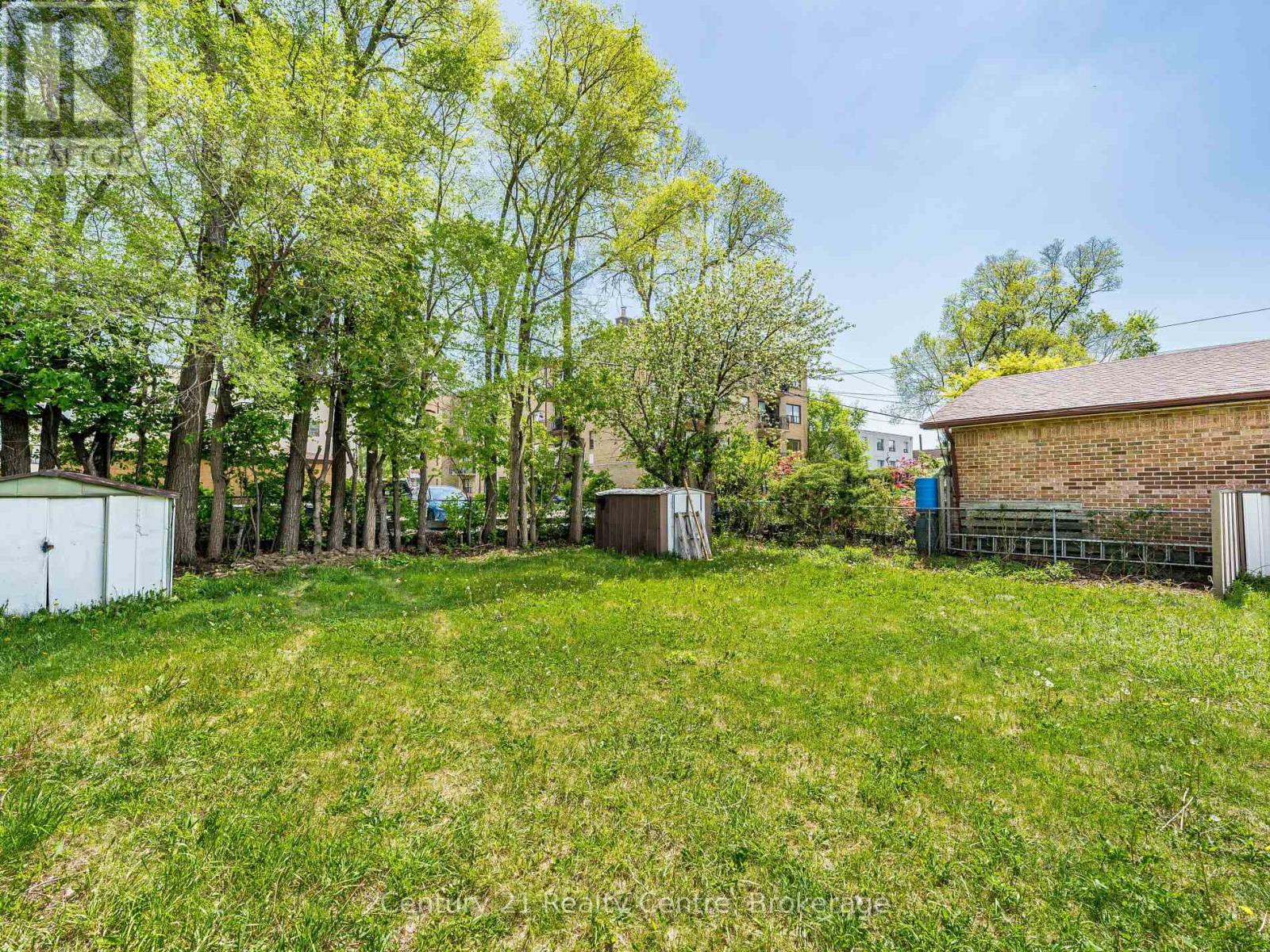 7 Sunray Crescent, Toronto, Ontario  M3M 2C4 - Photo 2 - W12166477