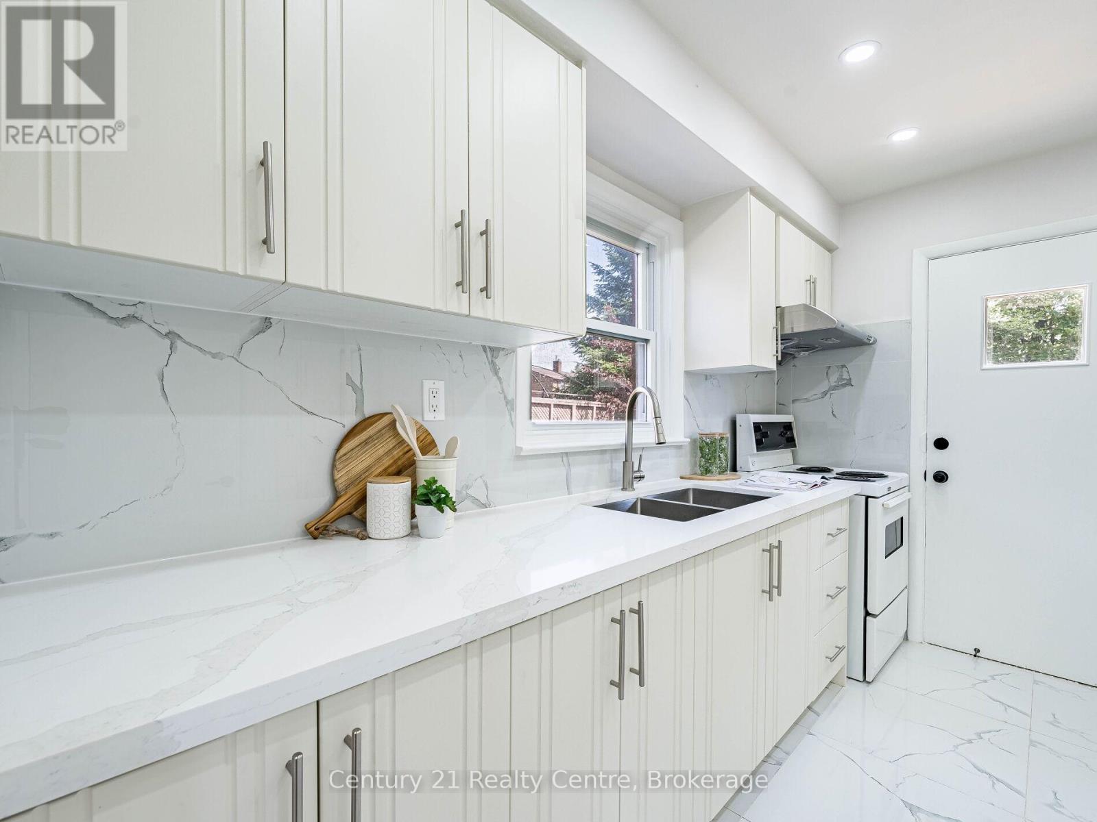 7 Sunray Crescent, Toronto, Ontario  M3M 2C4 - Photo 25 - W12166477